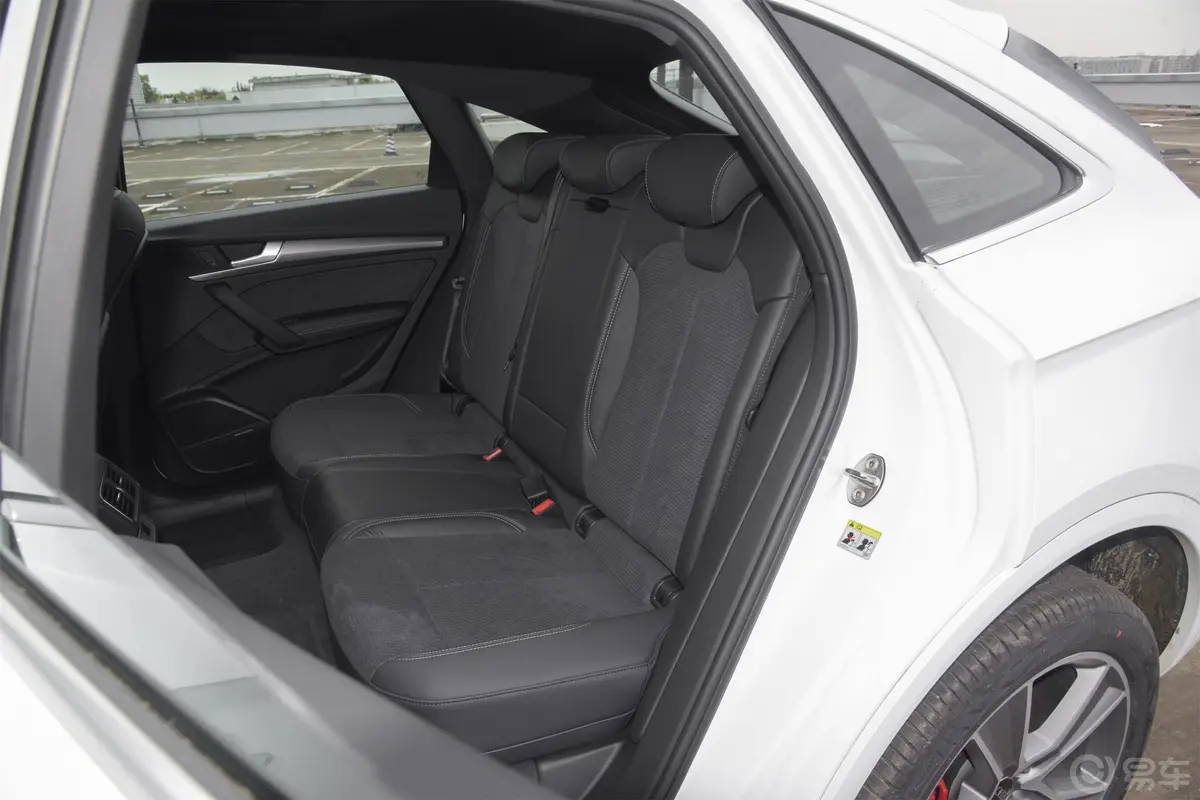 奥迪Q5L Sportback45 TFSI 豪华型后备厢