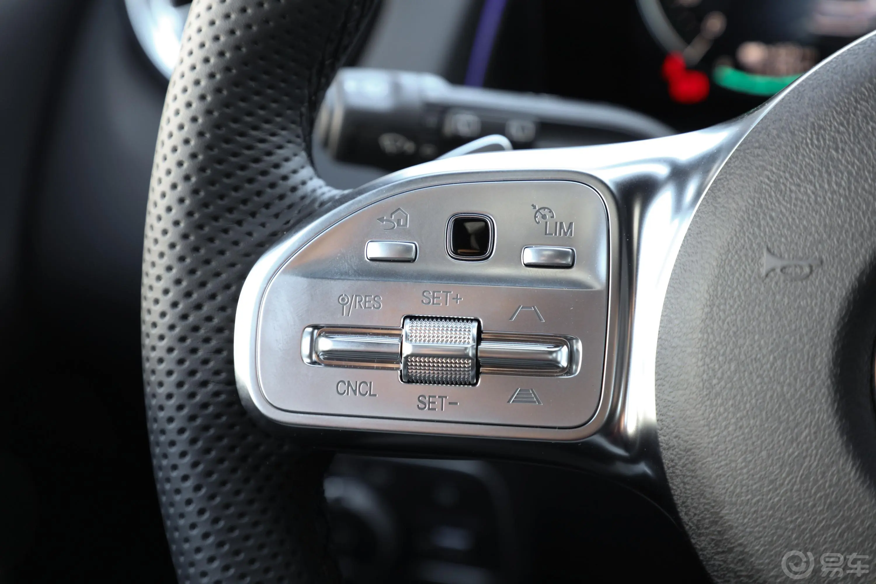 奔驰EQBEQB 350 4MATIC 首发特别版左侧方向盘功能按键