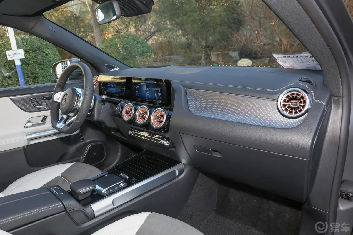奔驰EQAEQA 300 4MATIC 首发特别版内饰全景副驾驶员方向