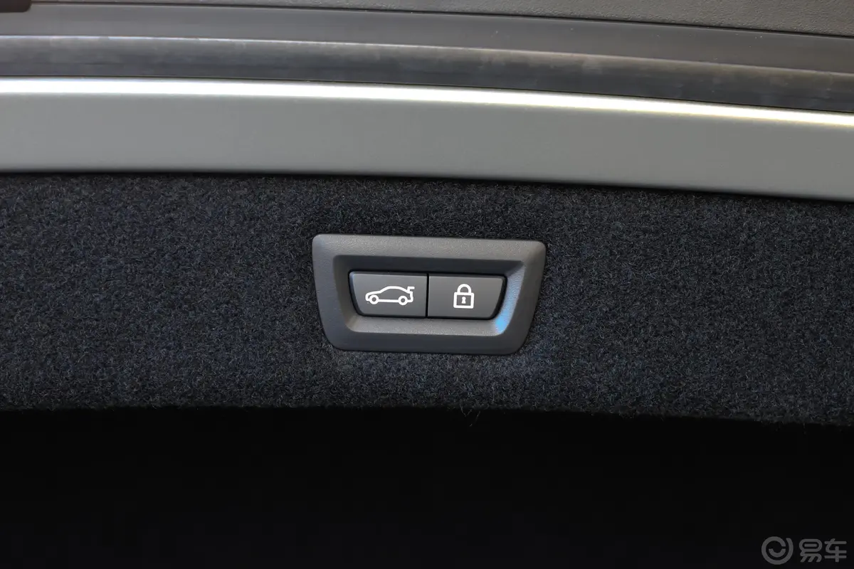 宝马8系改款 四门轿跑车 840i xDrive M运动套装电动尾门按键（手动扶手）