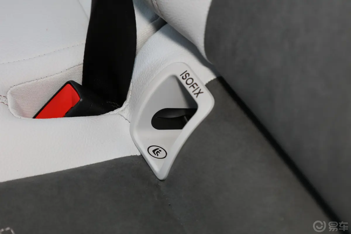 奔驰EQAEQA 300 4MATIC 首发特别版儿童座椅接口