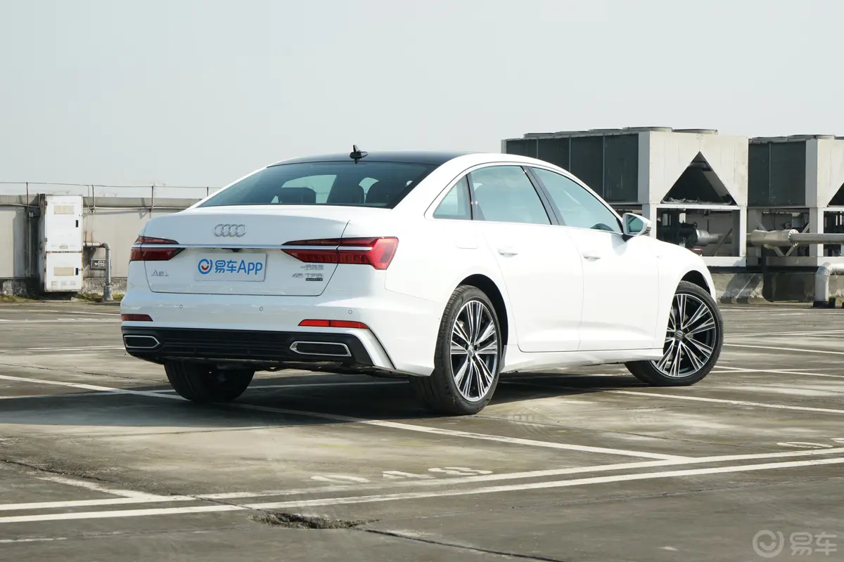 奥迪A6L45 TFSI quattro 臻选动感型侧后45度车头向右水平