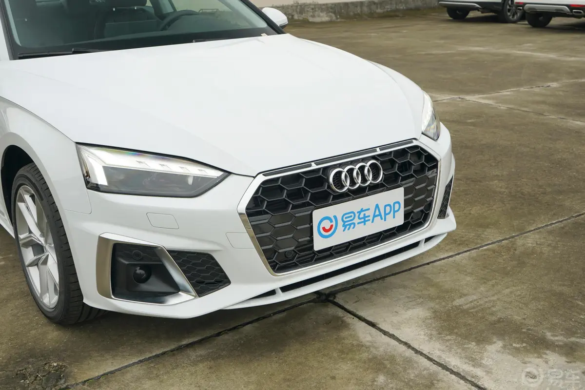 奥迪A5Coupe 40 TFSI 时尚动感型前格栅侧俯拍