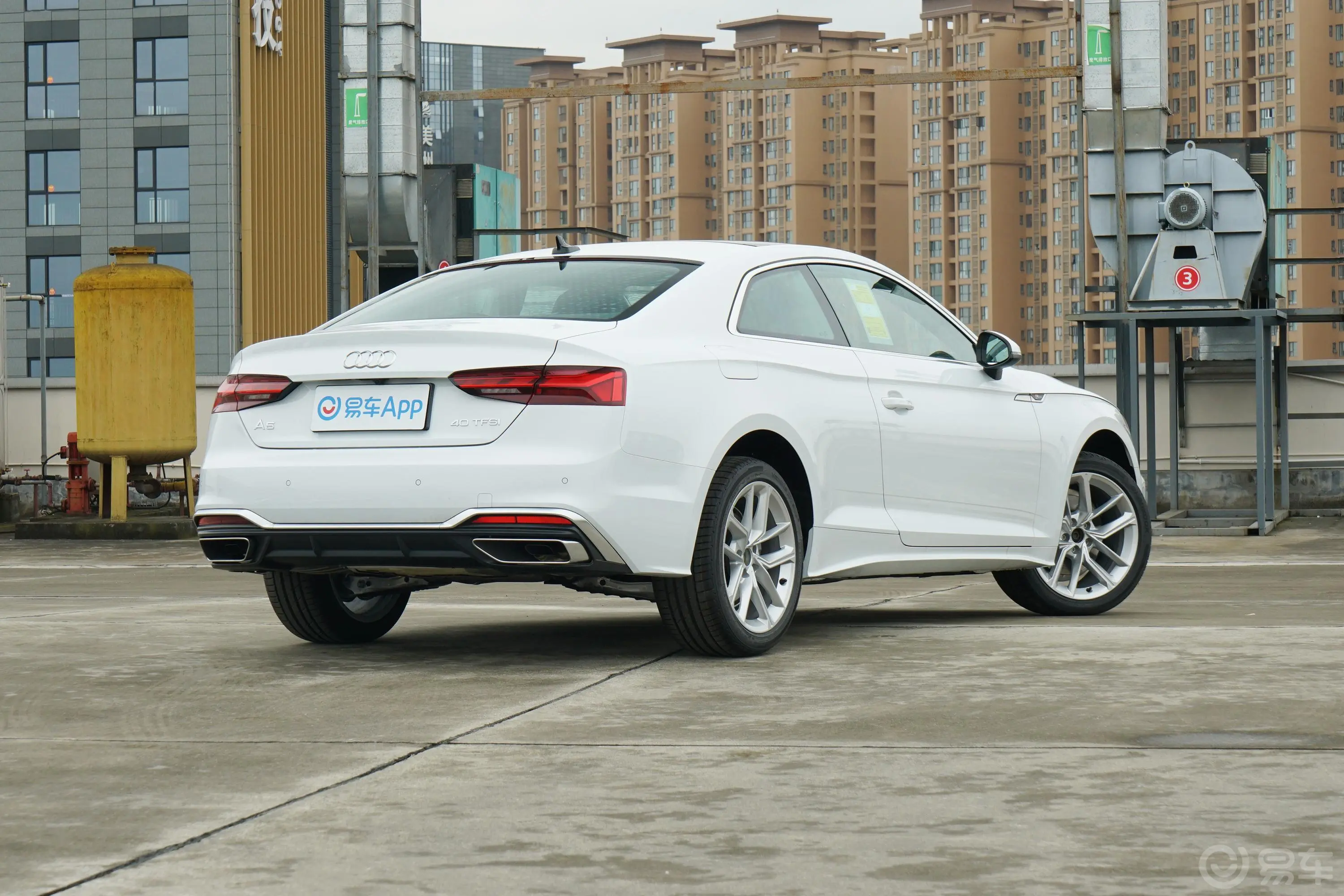 奥迪A5Coupe 40 TFSI 时尚动感型侧后45度车头向右水平