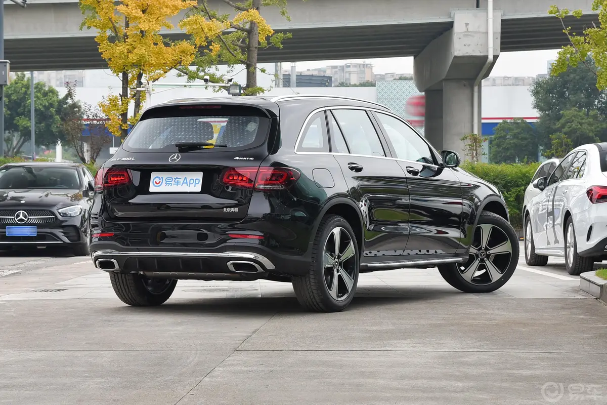 奔驰GLCGLC 300 L 4MATIC 豪华型侧后45度车头向右水平