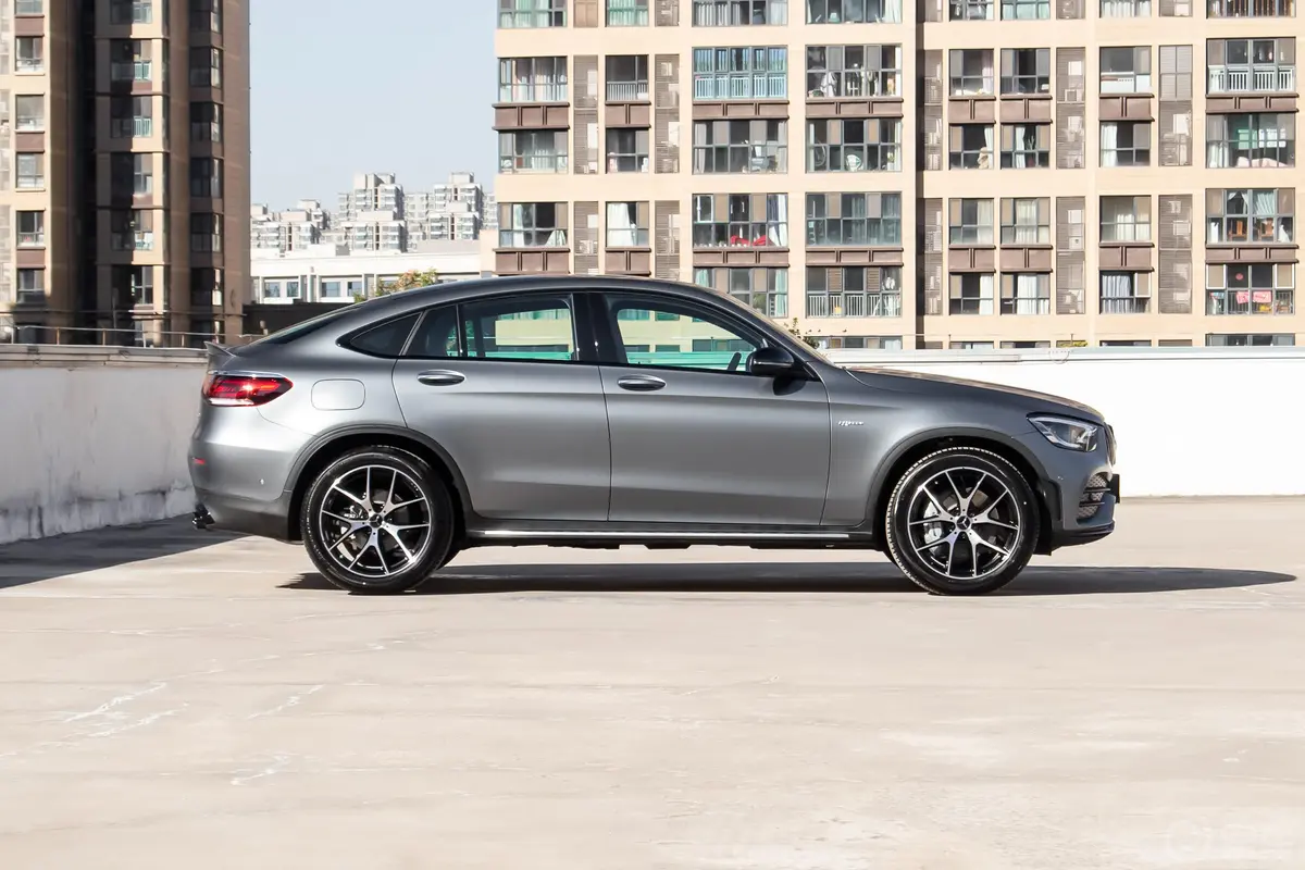 奔驰GLC轿跑 AMGAMG GLC 43 4MATIC 轿跑SUV正侧车头向右水平