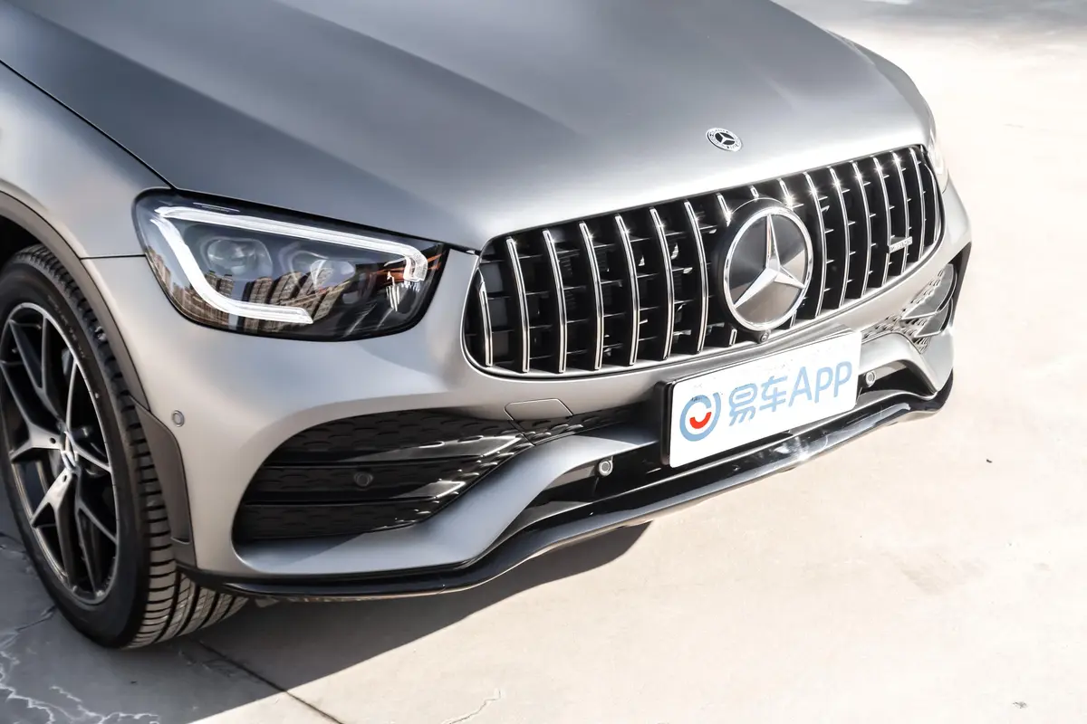 奔驰GLC轿跑 AMGAMG GLC 43 4MATIC 轿跑SUV前格栅侧俯拍