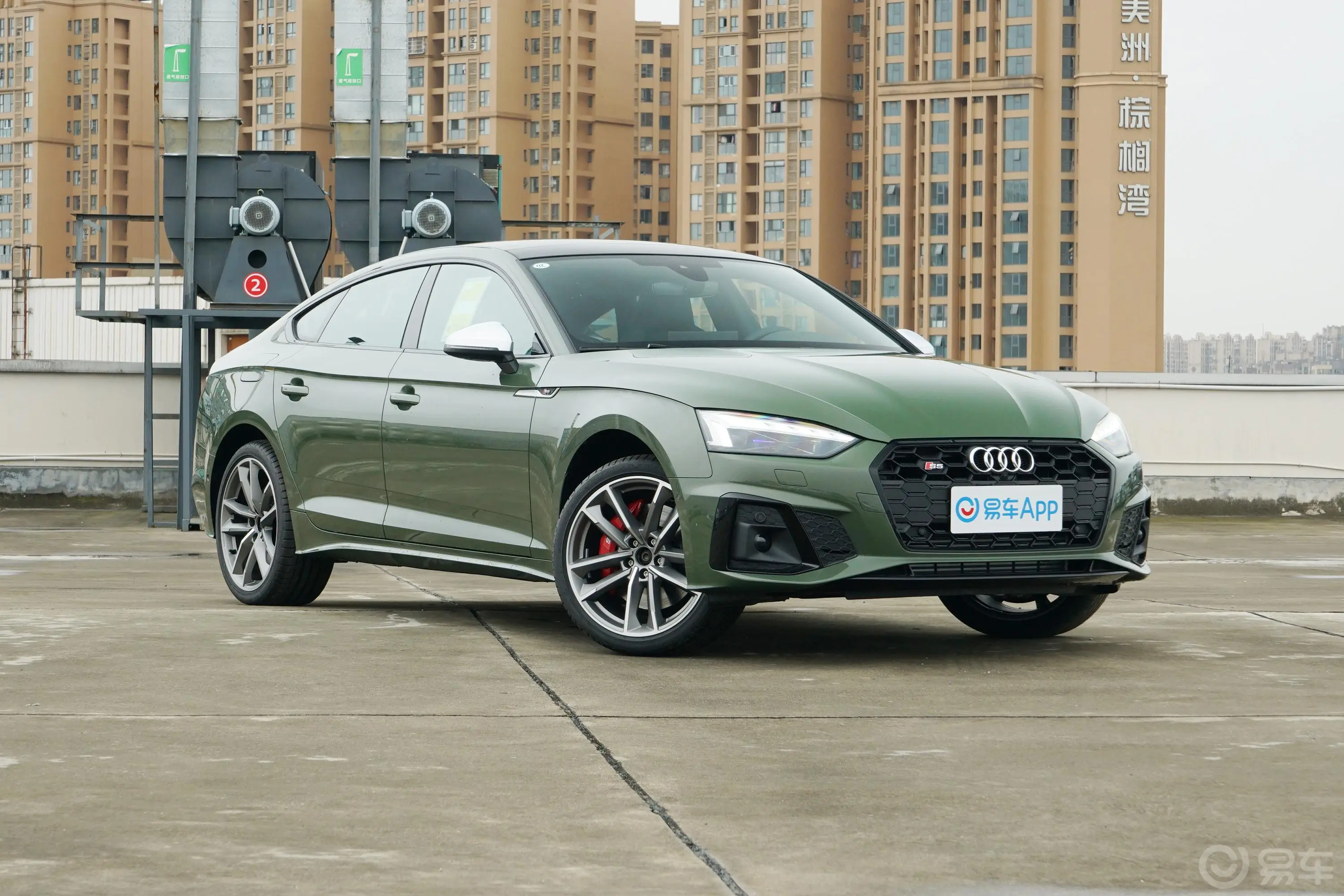 奥迪S53.0T Sportback侧前45度车头向右水平