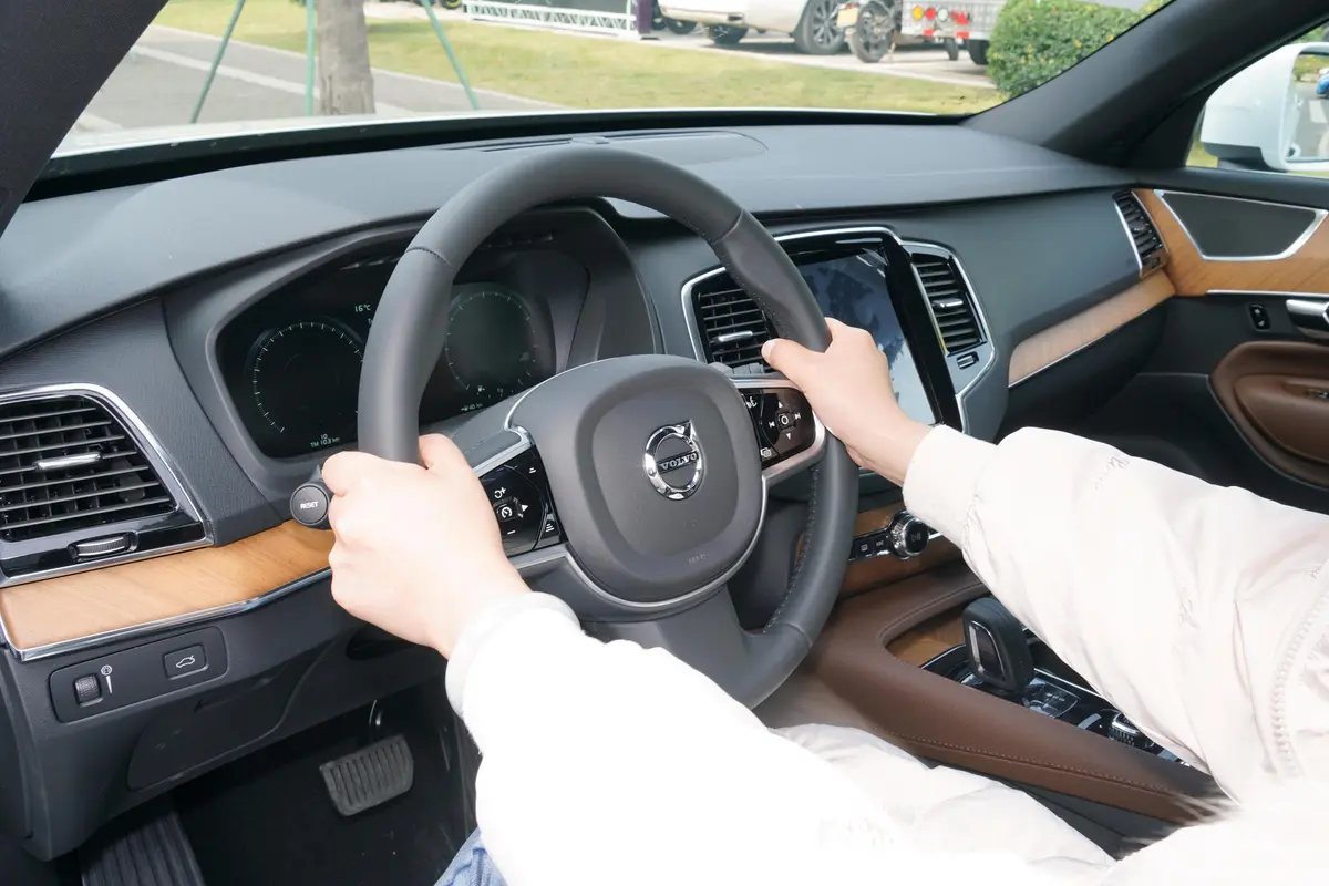 沃尔沃XC90B6 智逸豪华版 7座内饰