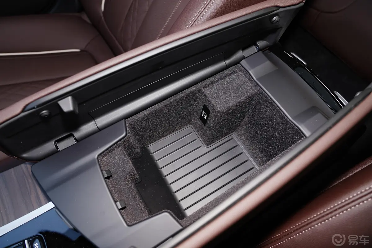 宝马5系改款 530Li xDrive 豪华套装前排扶手箱储物格