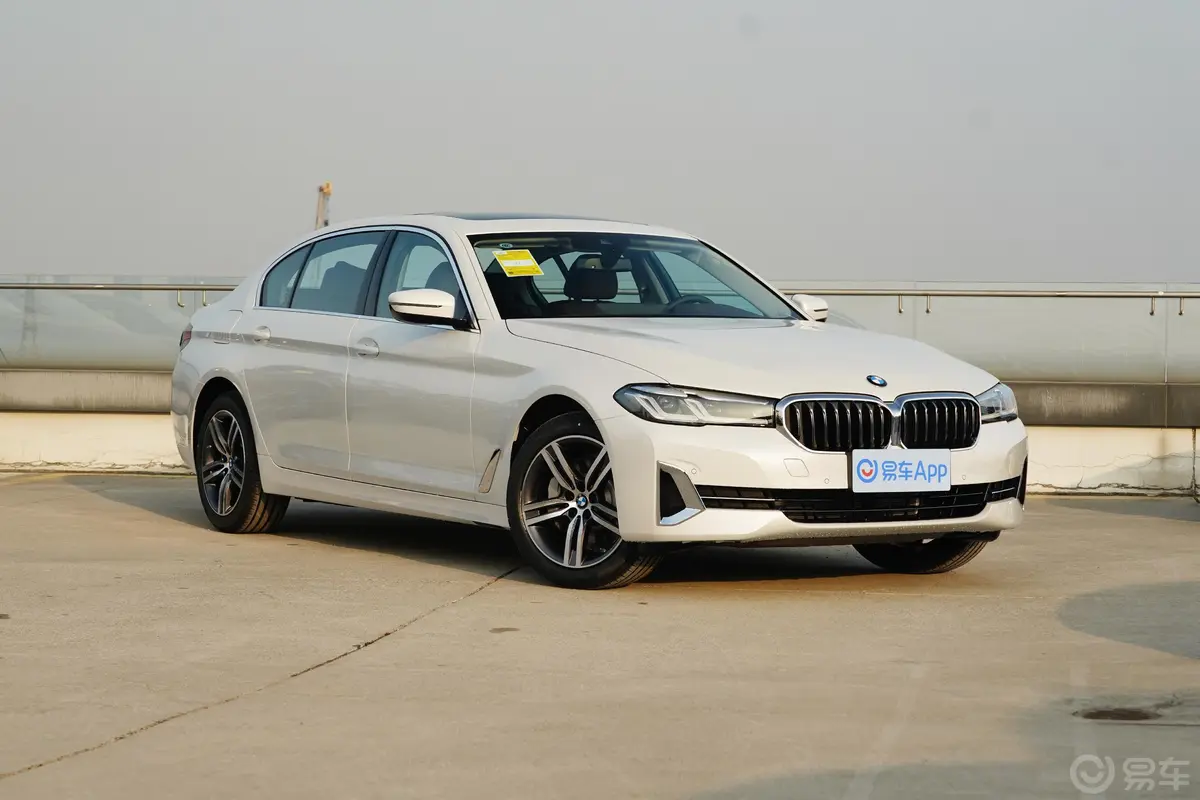 宝马5系改款 530Li xDrive 豪华套装胎压信息铭牌