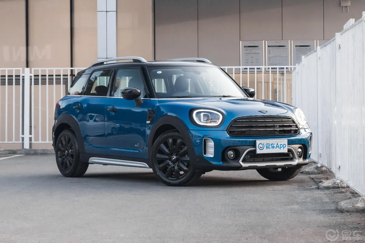 MINI COUNTRYMAN改款 1.5T COOPER ALL4 鉴赏家胎压信息铭牌