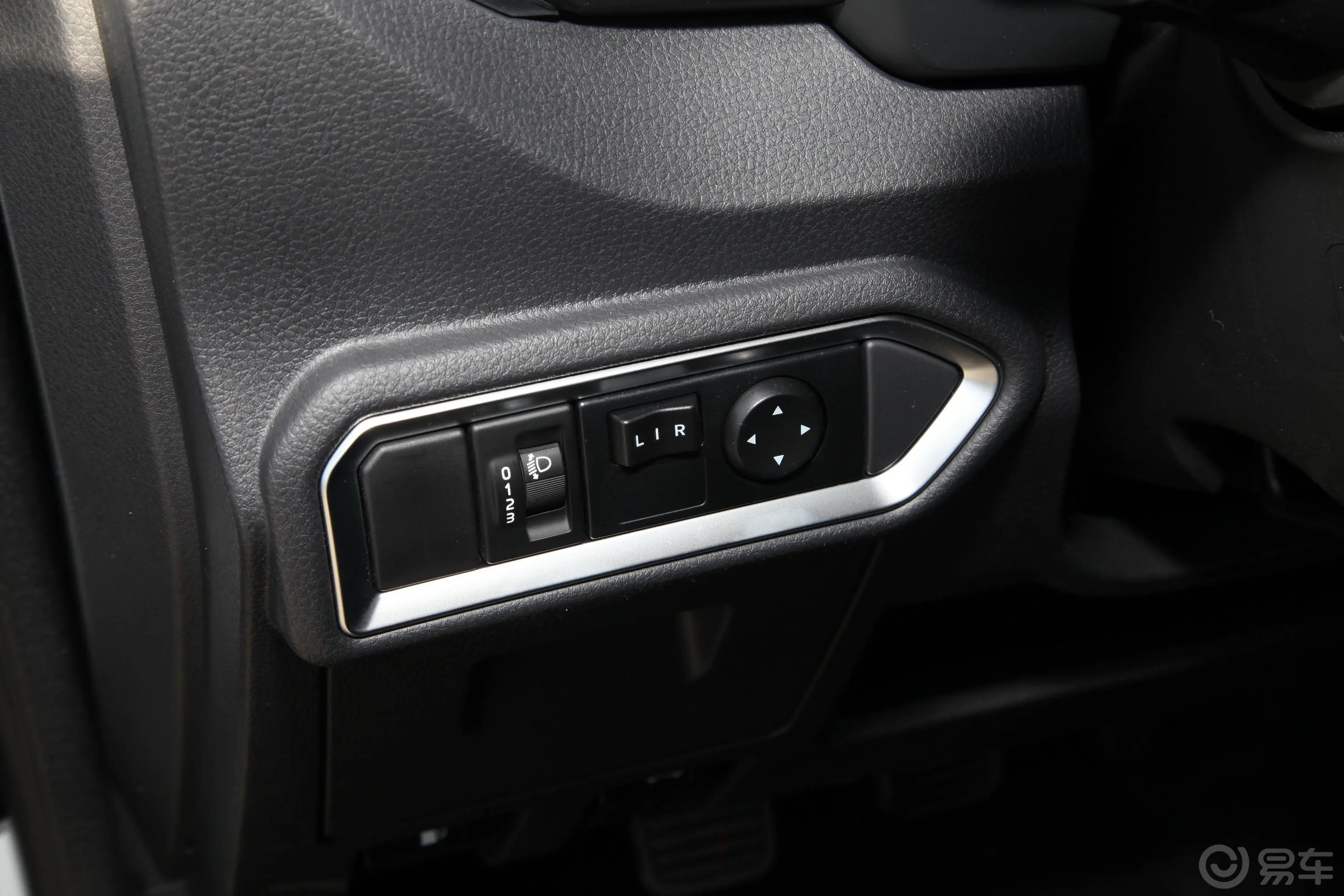 瑞迈2.4T 四驱长轴舒适版 汽油灯光控制区
