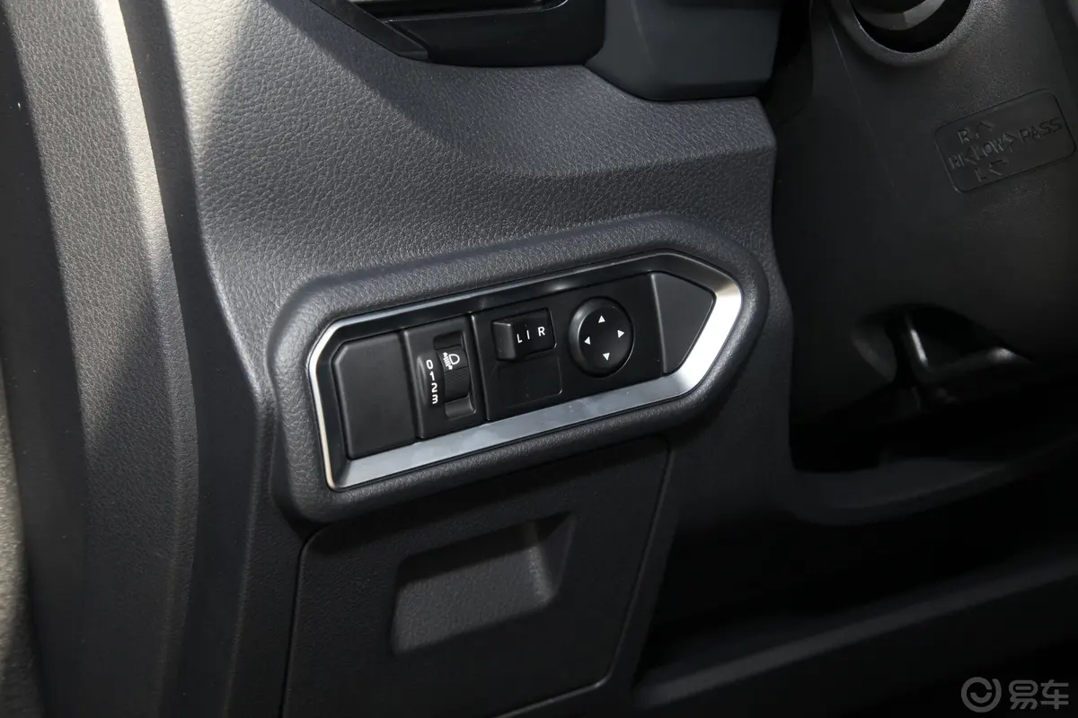 瑞迈2.8T 四驱标轴舒适版 柴油灯光控制区