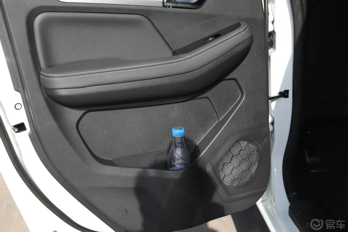 瑞迈2.4T 四驱长轴舒适版 汽油后排空间