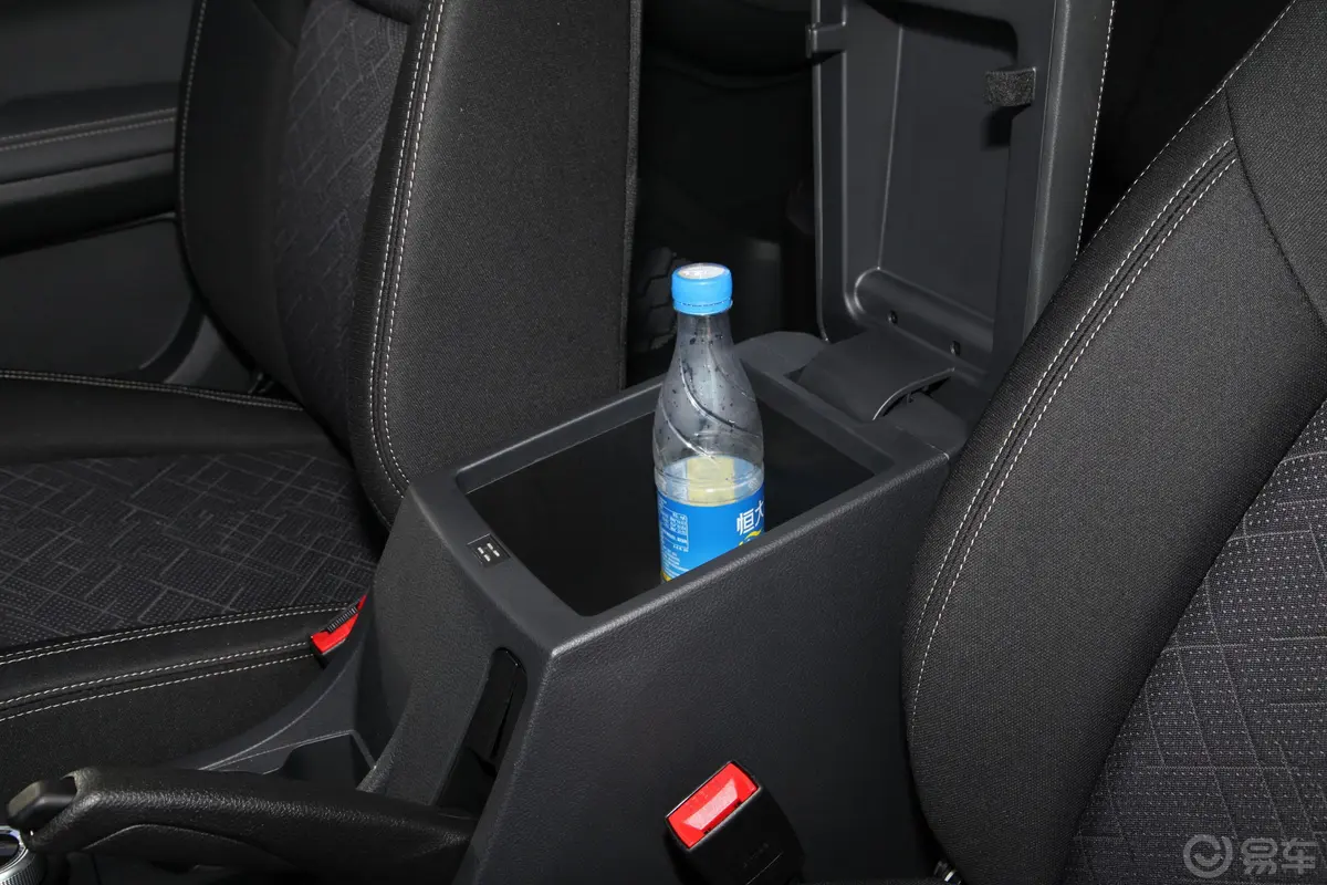瑞迈2.4T 四驱长轴舒适版 汽油前排扶手箱储物格