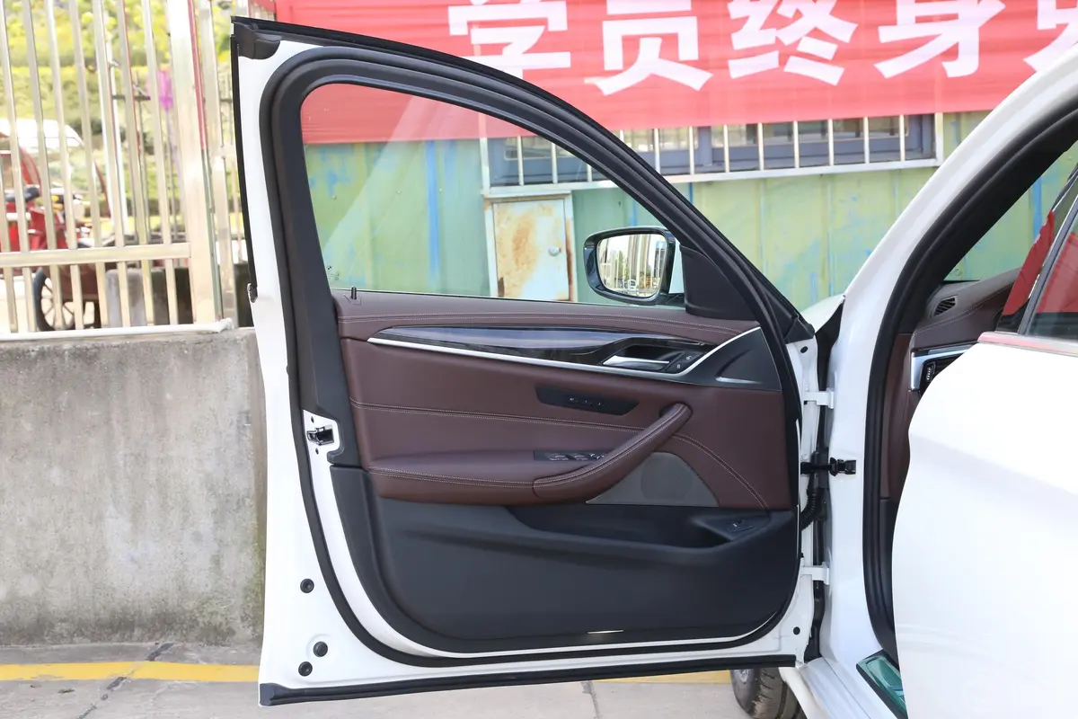 宝马5系改款 525Li M运动套装驾驶员侧前车门