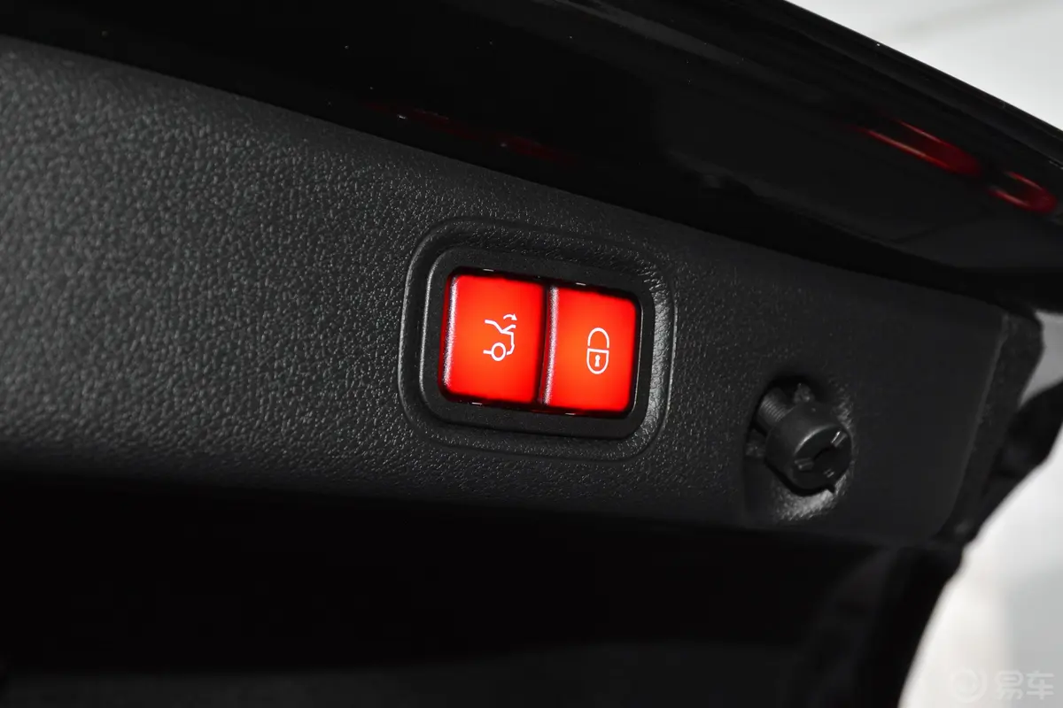 奔驰E级E 300 L 运动尊贵型电动尾门按键（手动扶手）