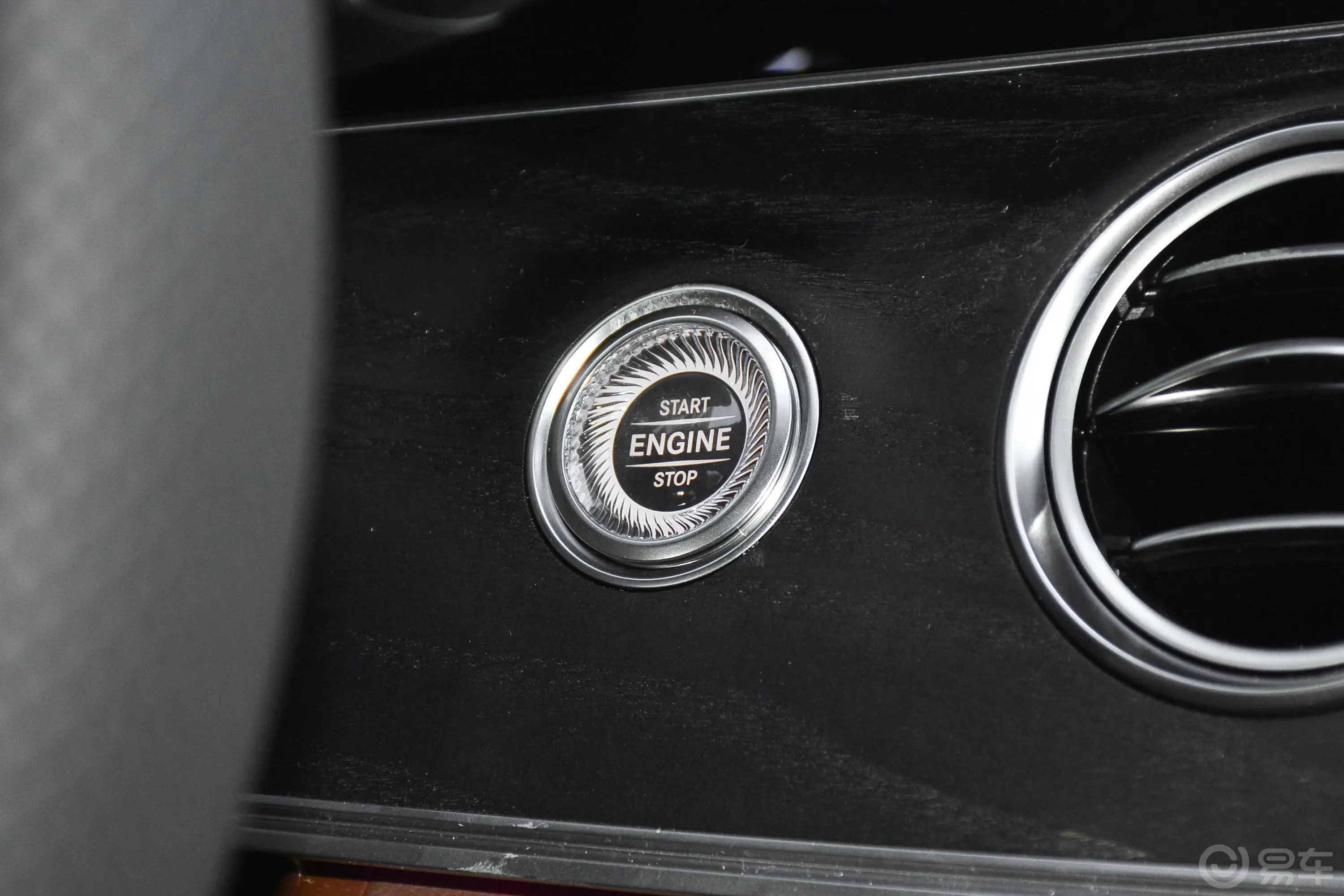 奔驰E级E 300 L 运动尊贵型钥匙孔或一键启动按键