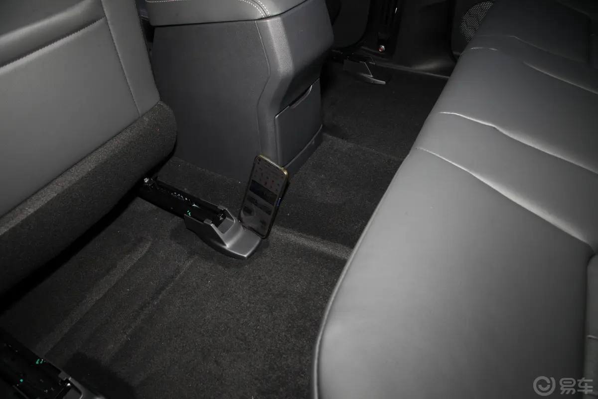 瑞迈2.8T 四驱长轴舒适版 柴油后排地板中间位置