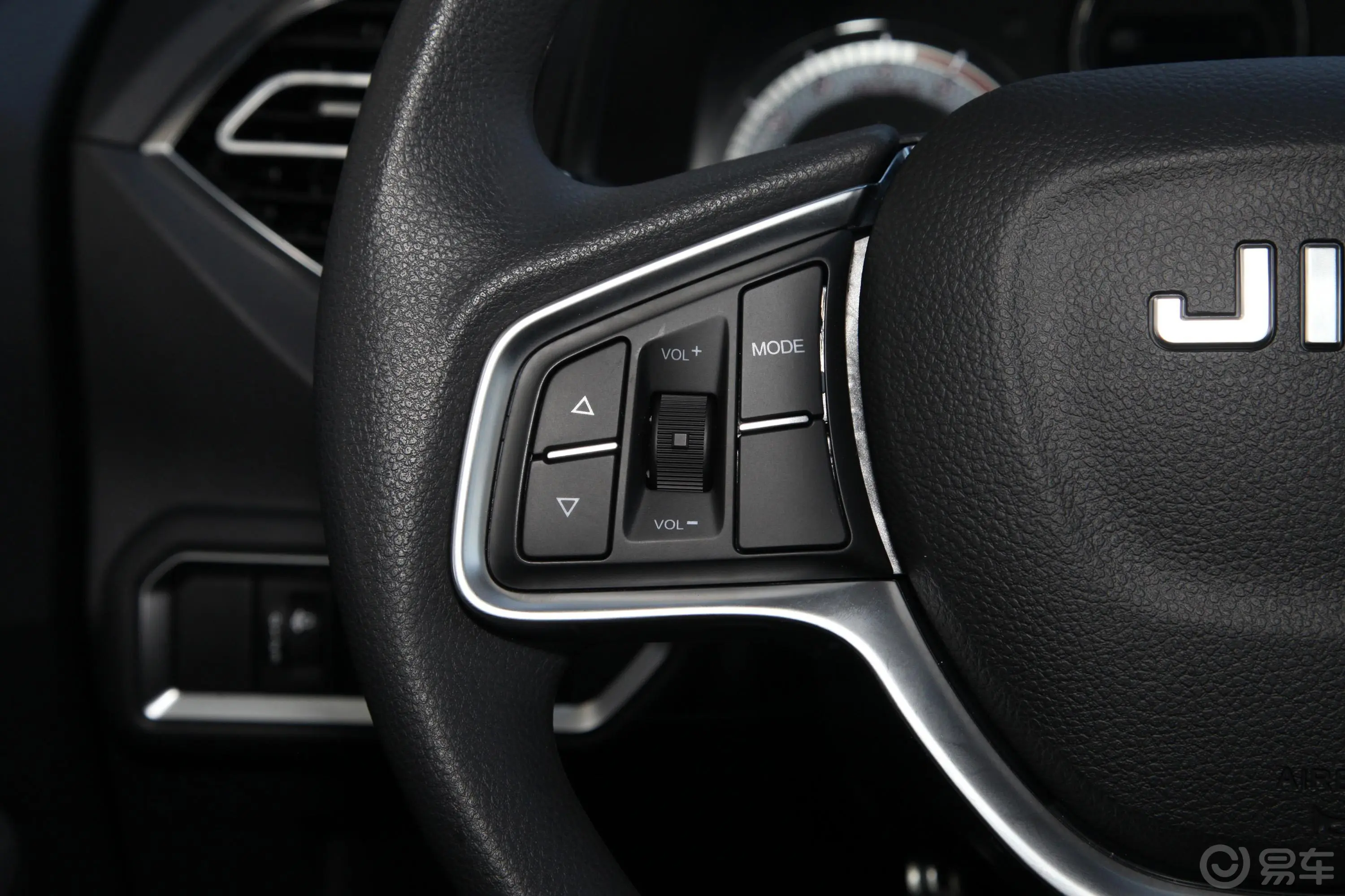瑞迈2.8T 四驱长轴舒适版 柴油左侧方向盘功能按键