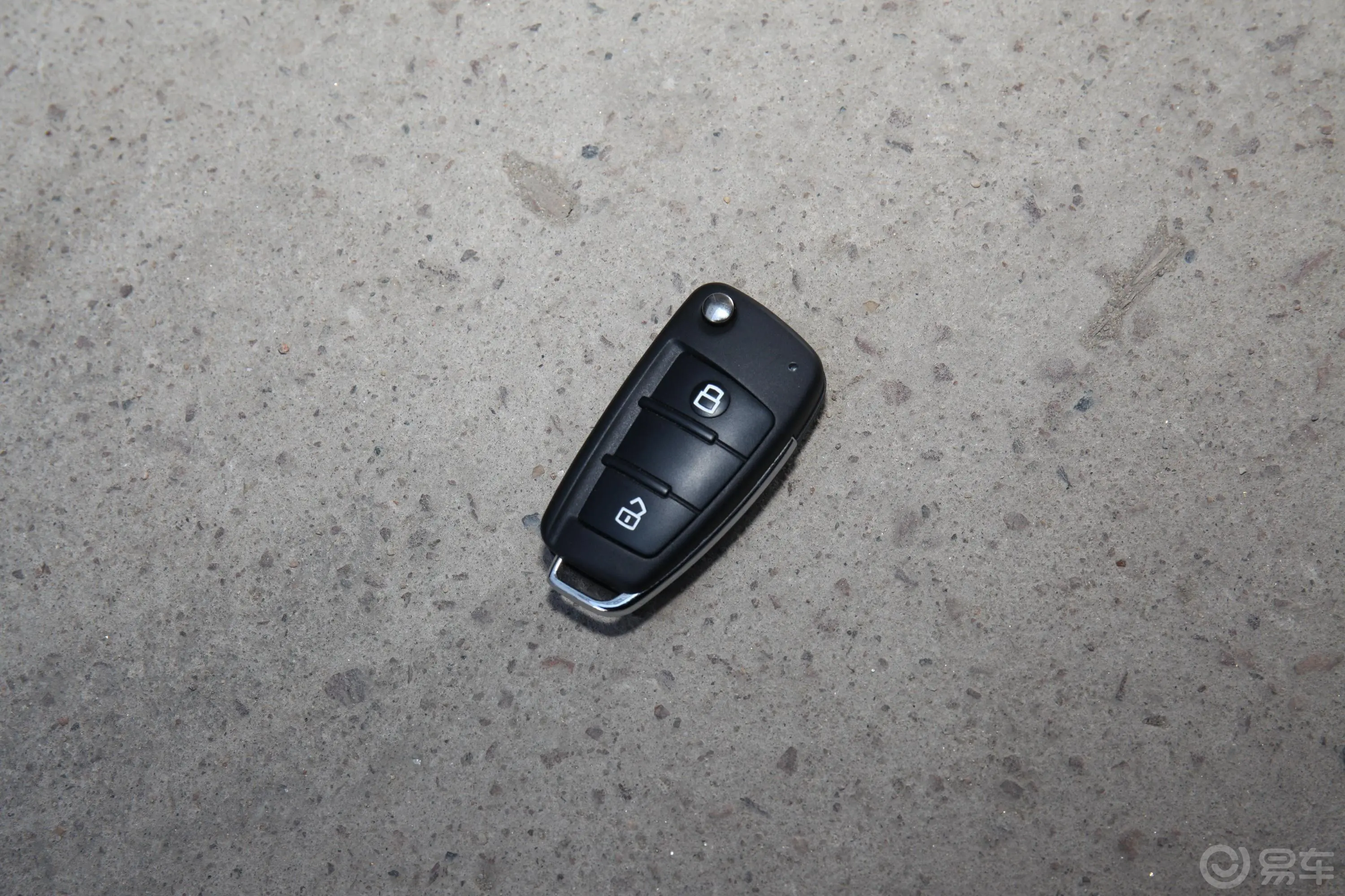 瑞迈2.8T 两驱标轴舒享版 柴油钥匙正面