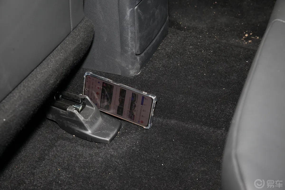 瑞迈2.8T 两驱标轴舒享版 柴油后排地板中间位置