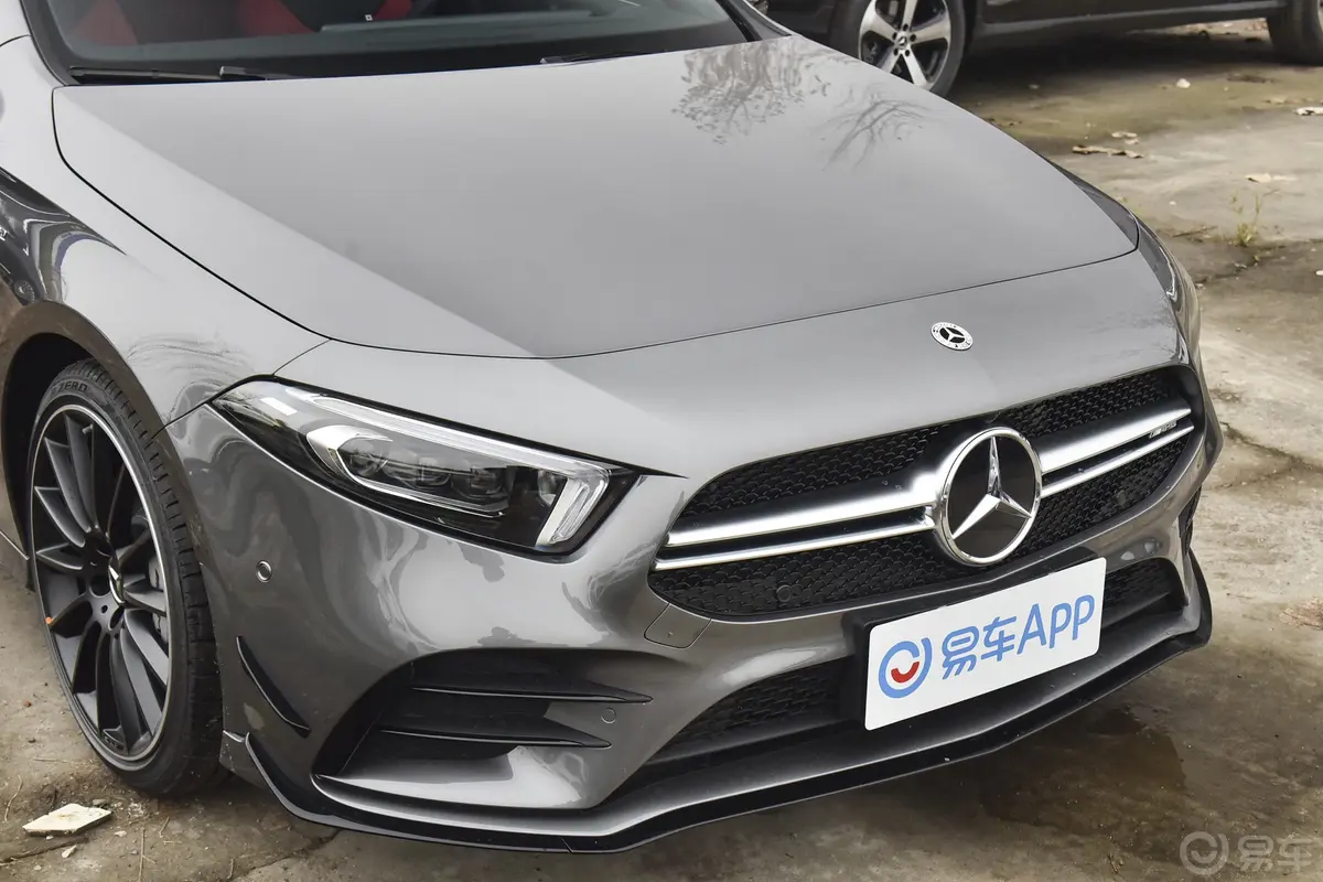 奔驰A级 AMG(进口)AMG A 35 4MATIC前格栅侧俯拍