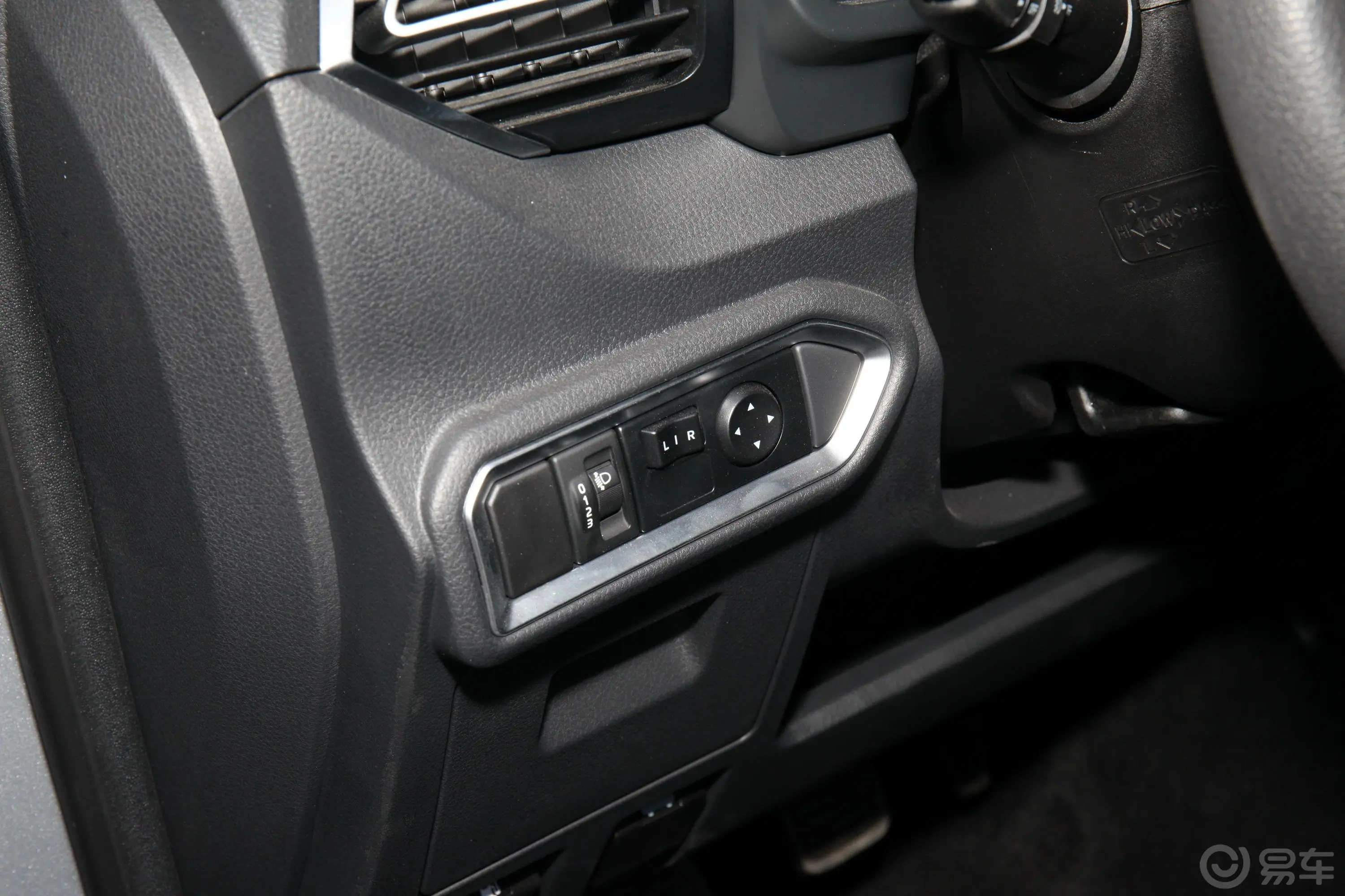 瑞迈2.8T 两驱标轴舒享版 柴油灯光控制区