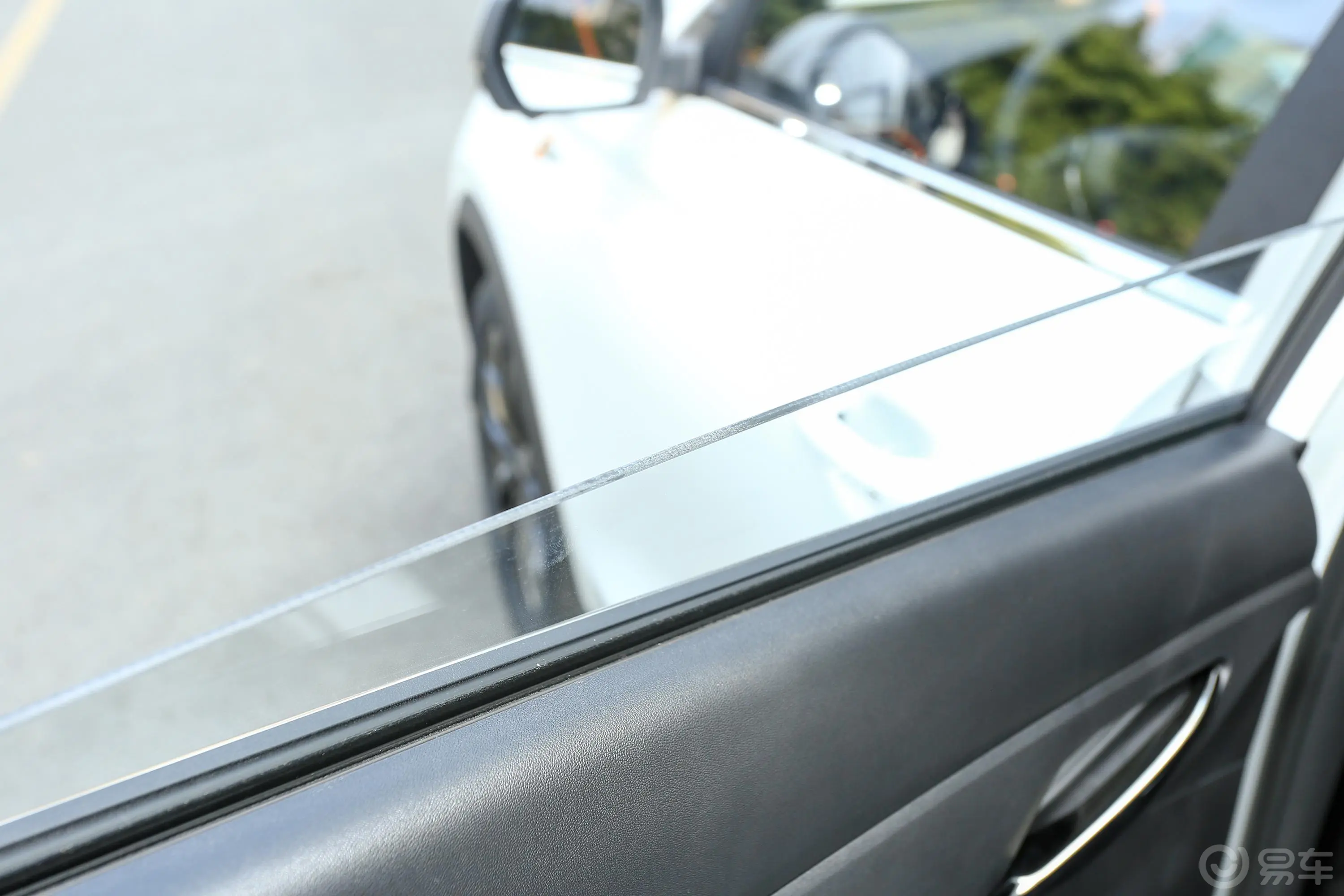 长安欧尚X5运动版 1.5T 双离合飓风音速型后排玻璃材质特写
