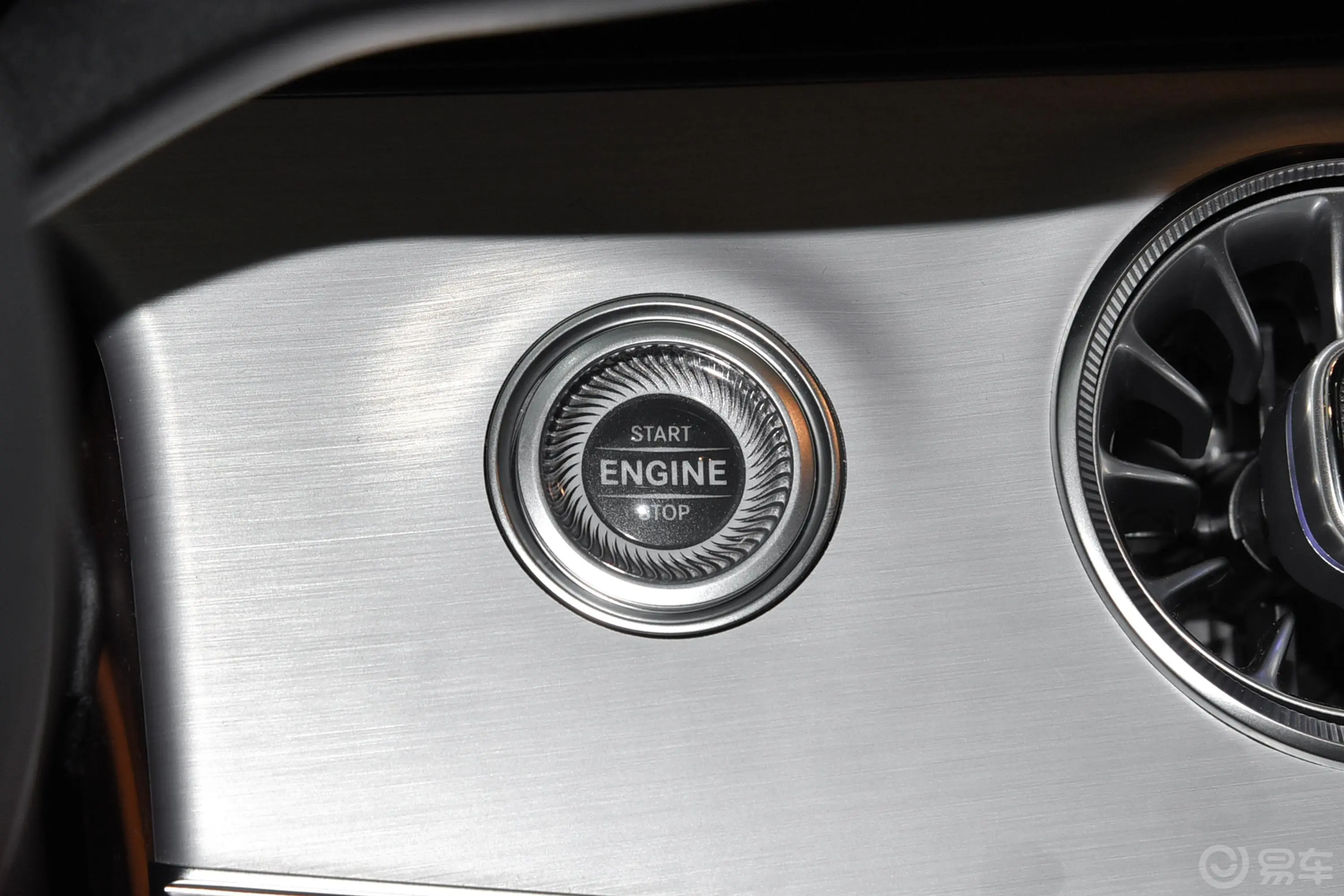 奔驰E级(进口)改款 E 260 敞篷轿跑车钥匙孔或一键启动按键