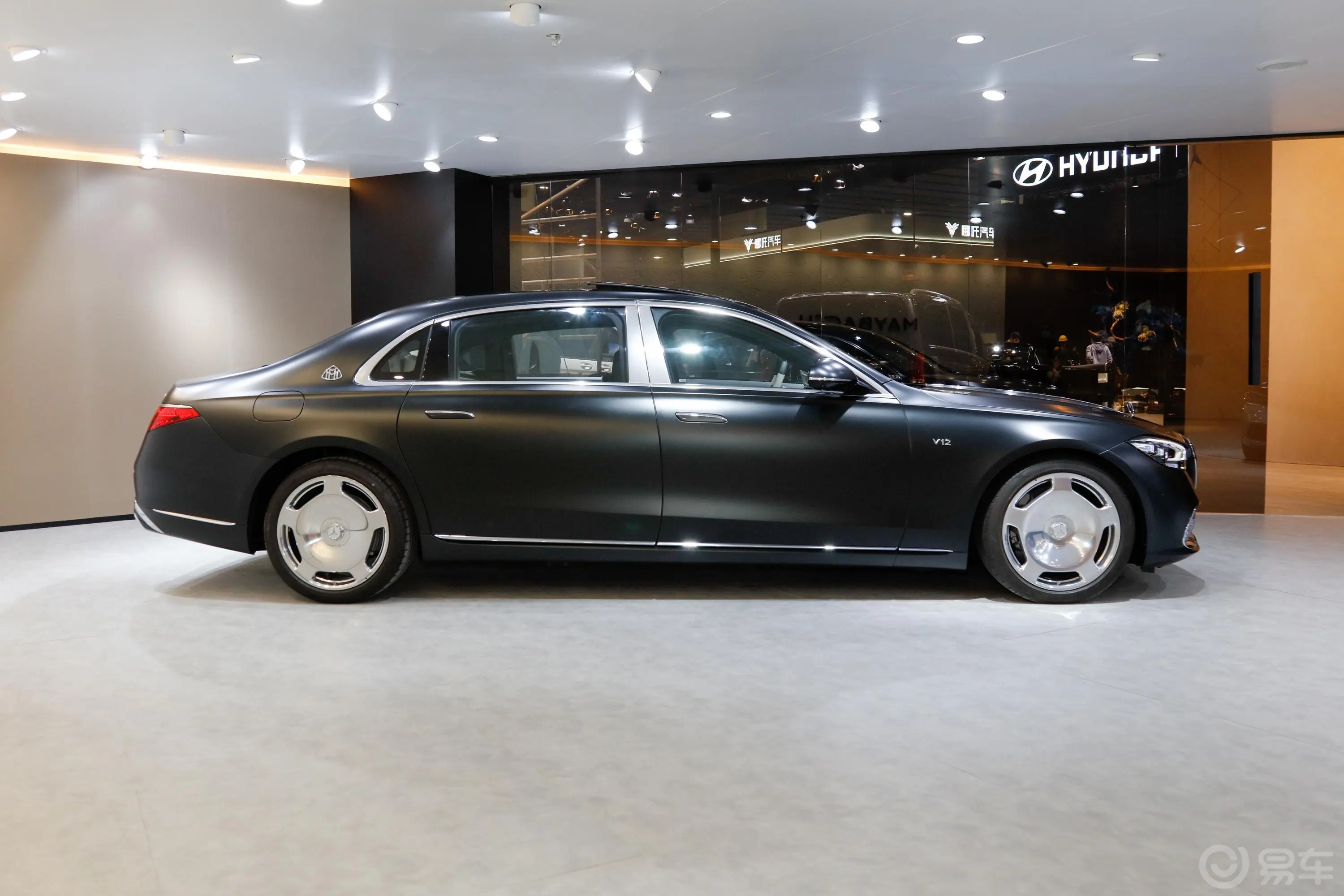 迈巴赫S级S 680 4MATIC 匠心高定首发版正侧车头向右水平