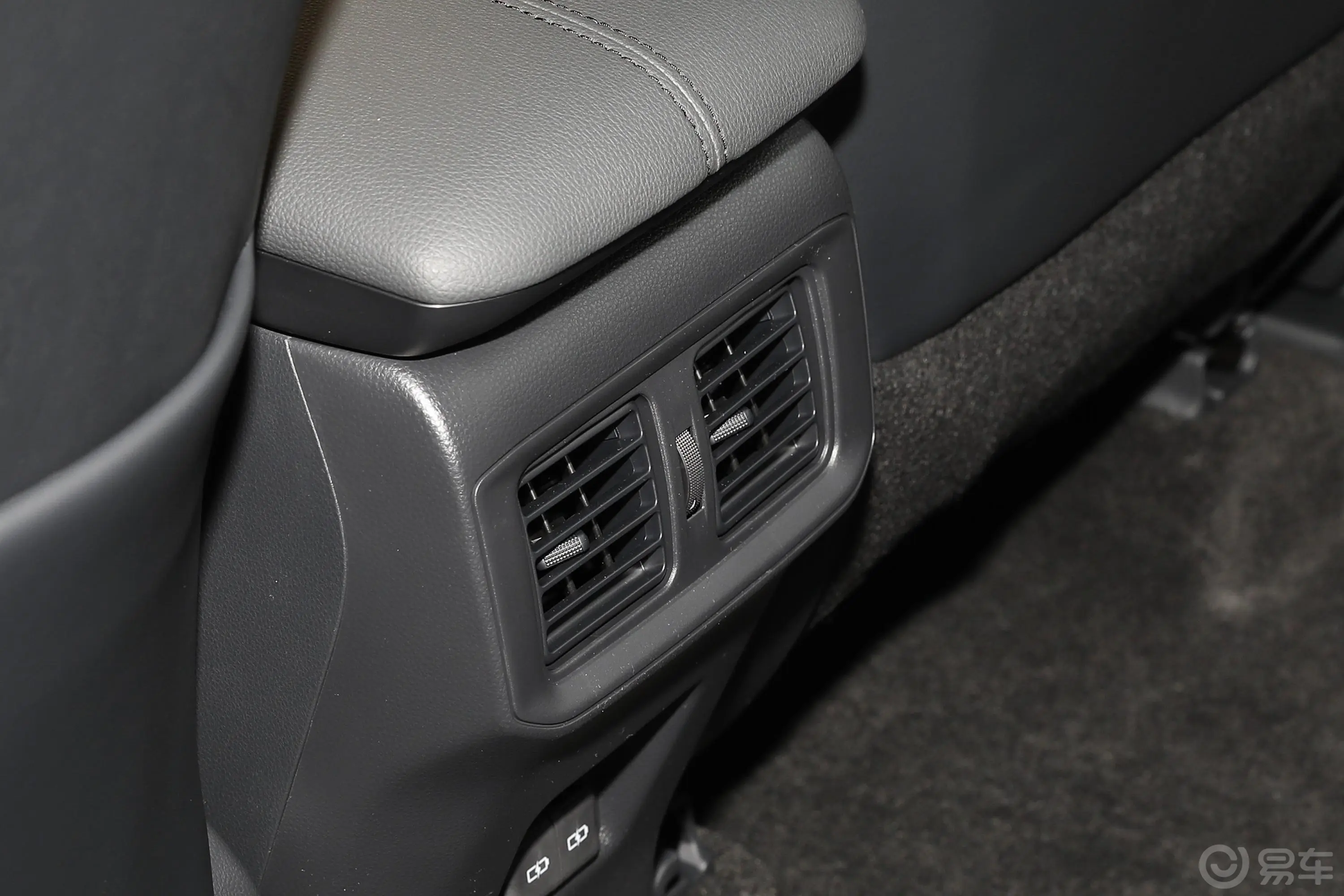 威兰达2.0L 四驱尊贵版后排空调控制键