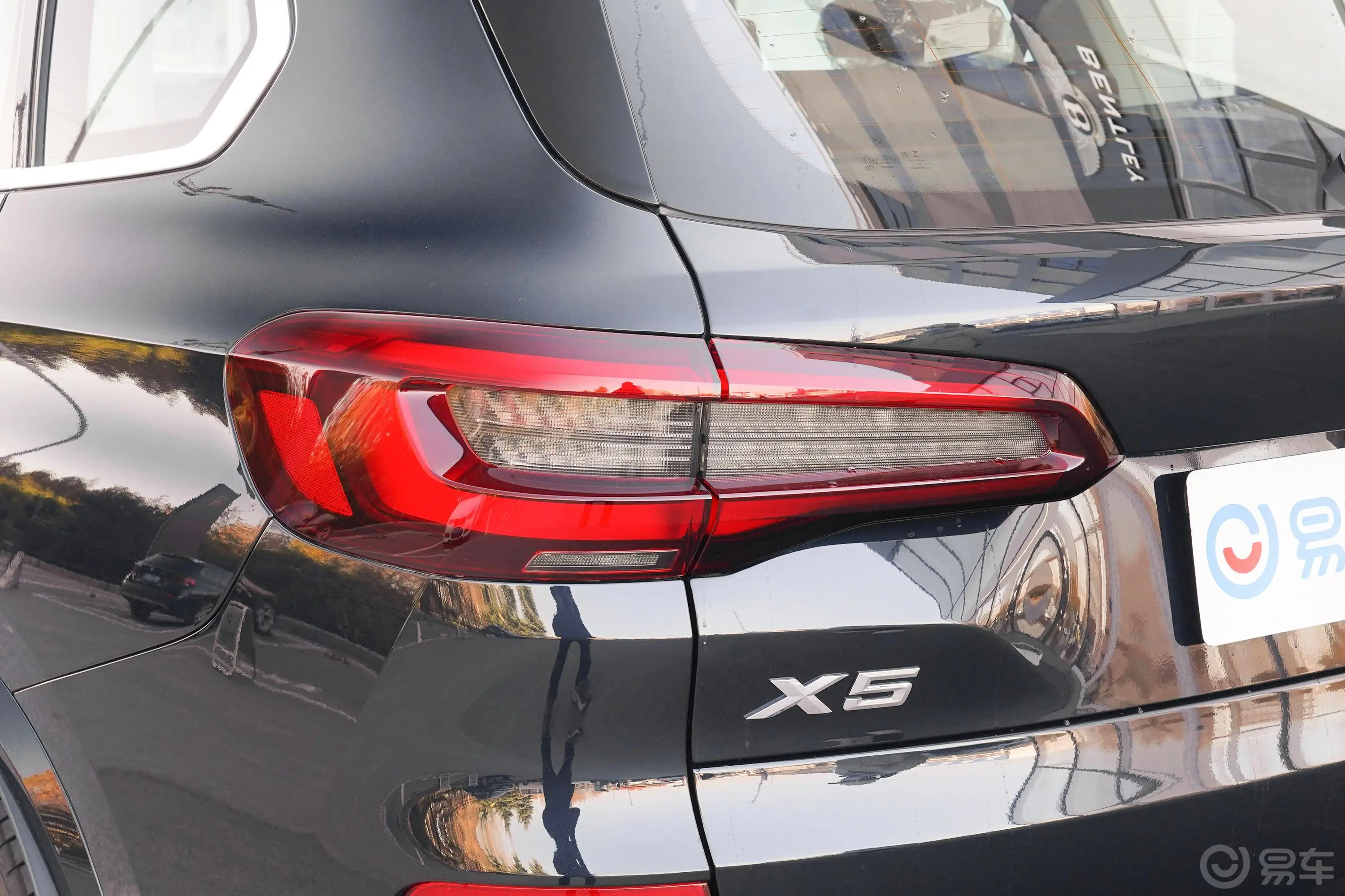 宝马X5(进口)xDrive40i 尊享型 M运动套装尾灯侧45度俯拍