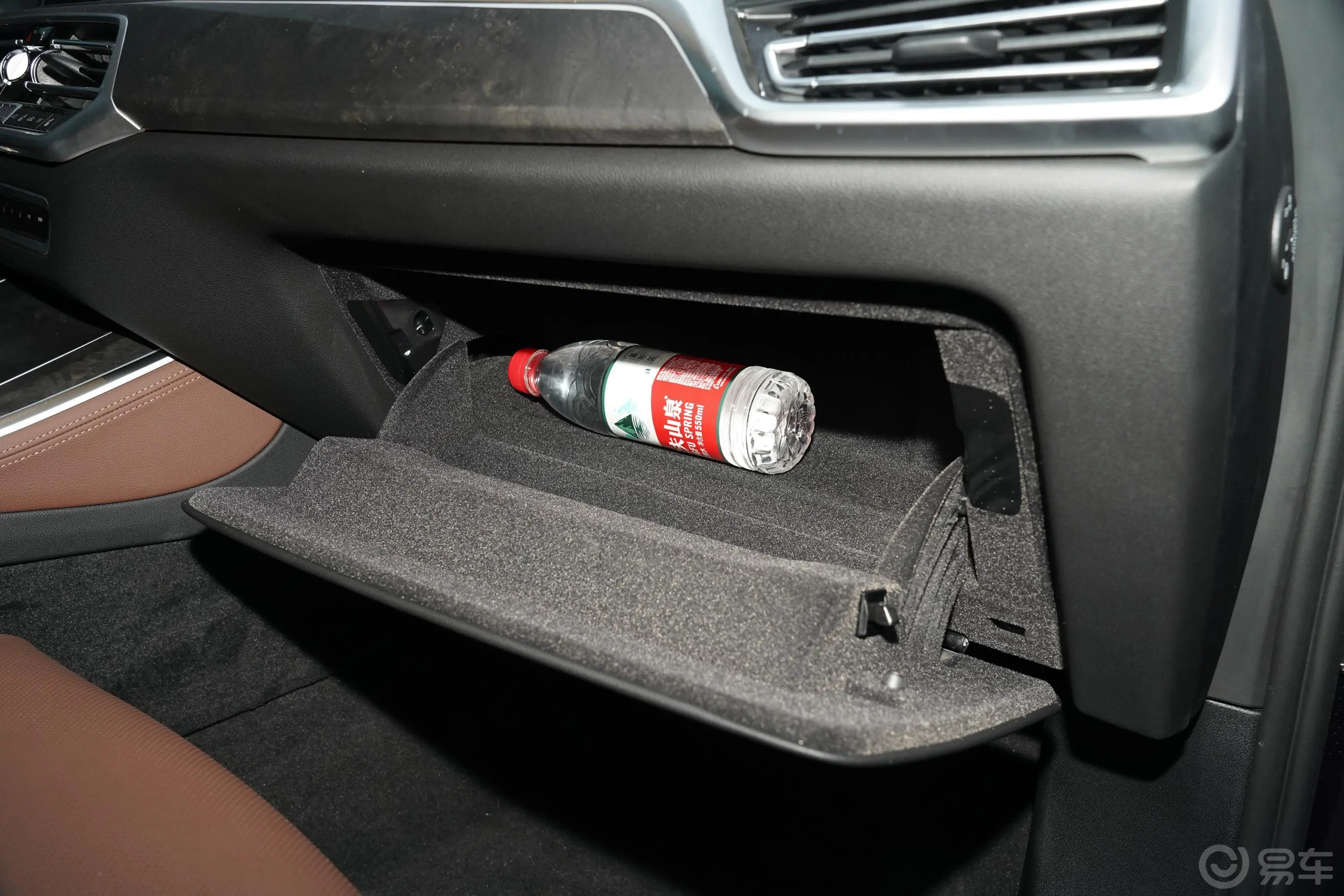 宝马X5(进口)xDrive40i 尊享型 M运动套装手套箱空间水瓶横置