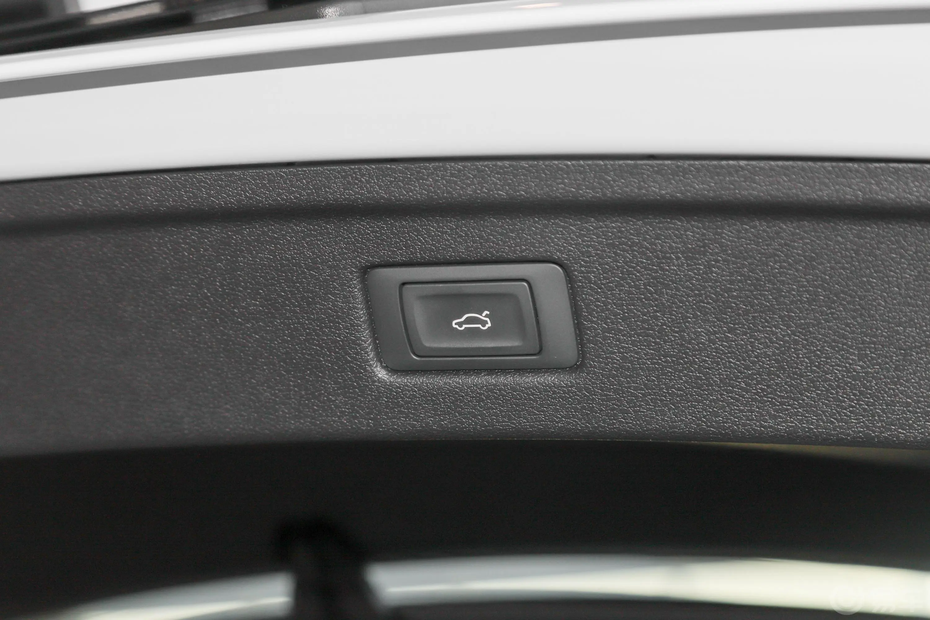 奥迪A5Sportback 40 TFSI 时尚致雅型电动尾门按键（手动扶手）