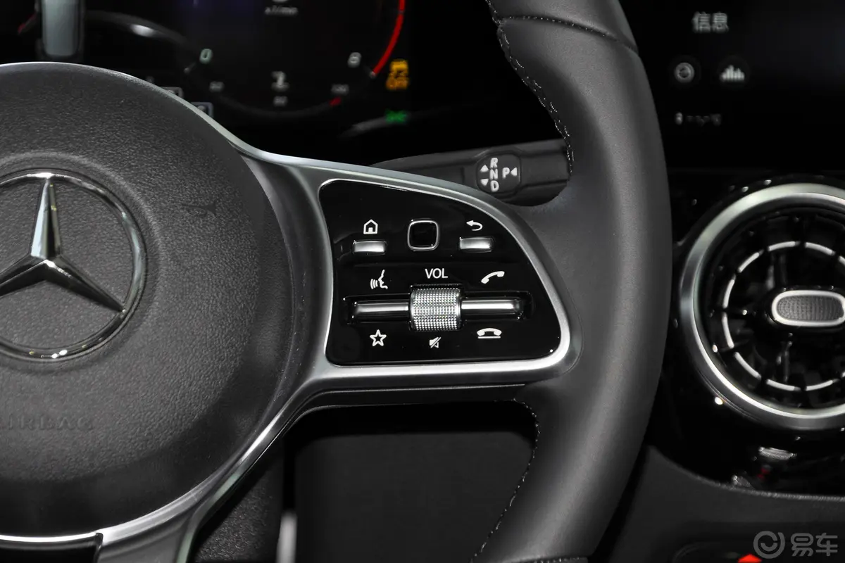 奔驰B级B200 动感型右侧方向盘功能按键