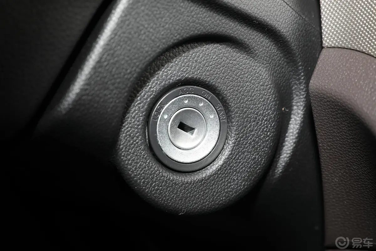 五菱宏光S改款 1.5L 手动舒适型钥匙孔或一键启动按键