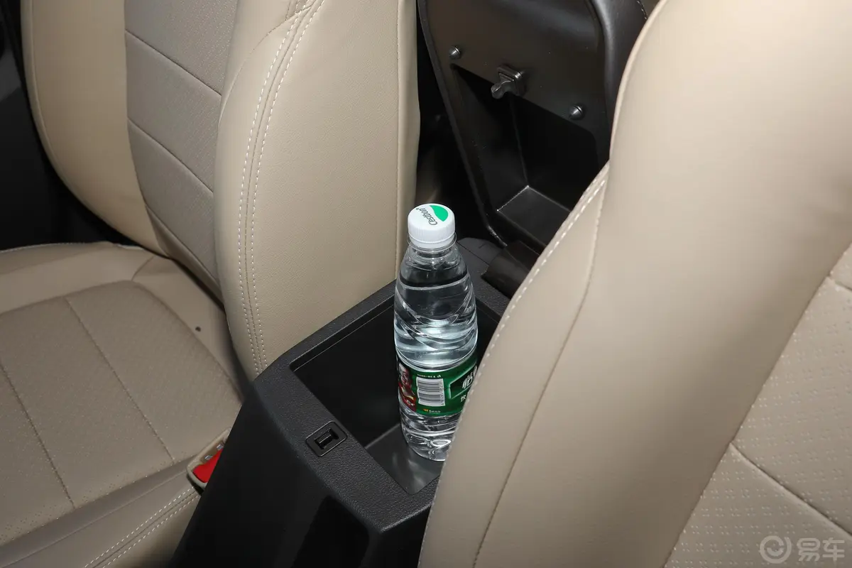 五菱宏光S改款 1.5L 手动舒适型前排扶手箱储物格