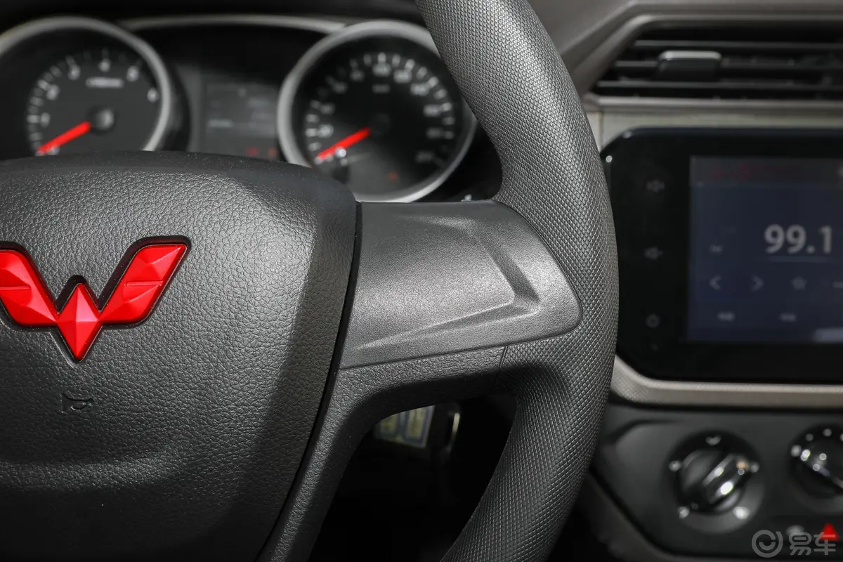 五菱宏光S改款 1.5L 手动舒适型右侧方向盘功能按键