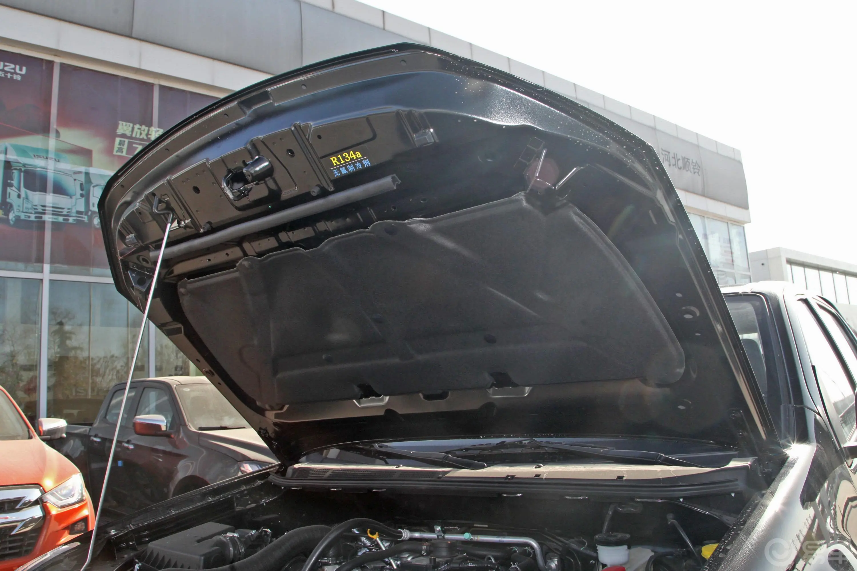 瑞迈2.8T 两驱长轴舒适版 柴油发动机舱盖内侧