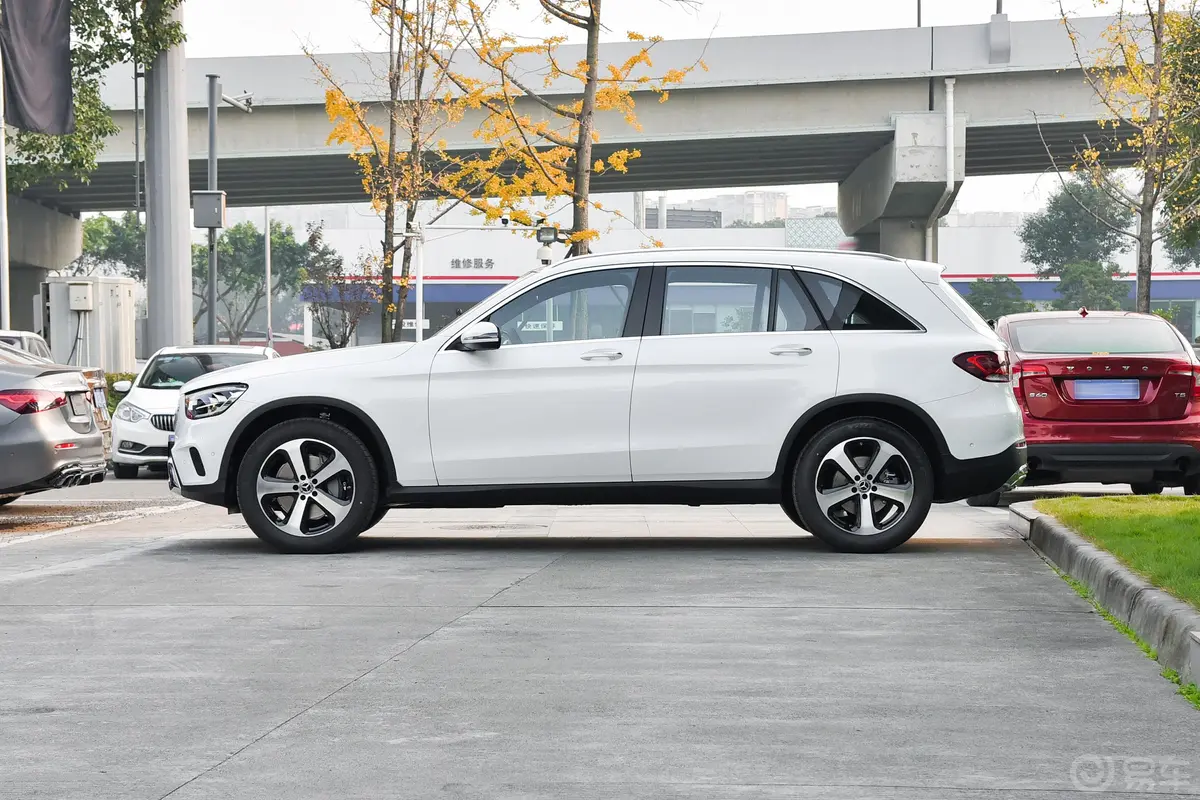 奔驰GLC改款 GLC 260 L 4MATIC 动感型正侧车头向左水平