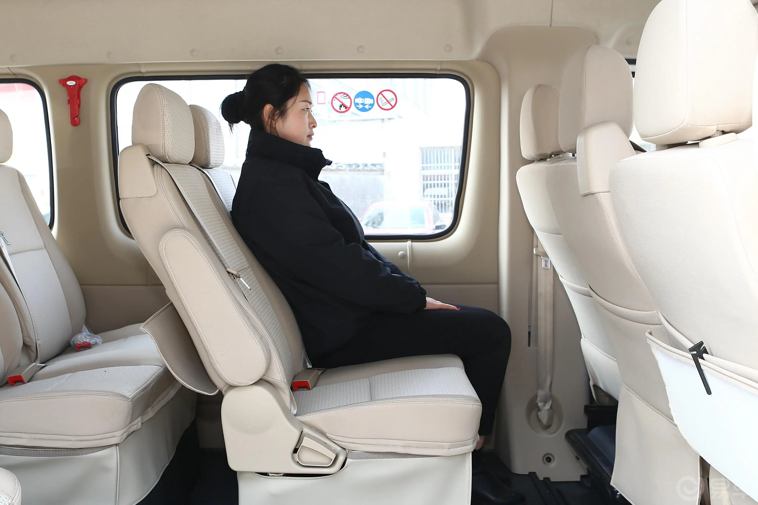 图雅诺智蓝商旅版客车 加长轴中顶 14座 79.92kWh后排空间体验