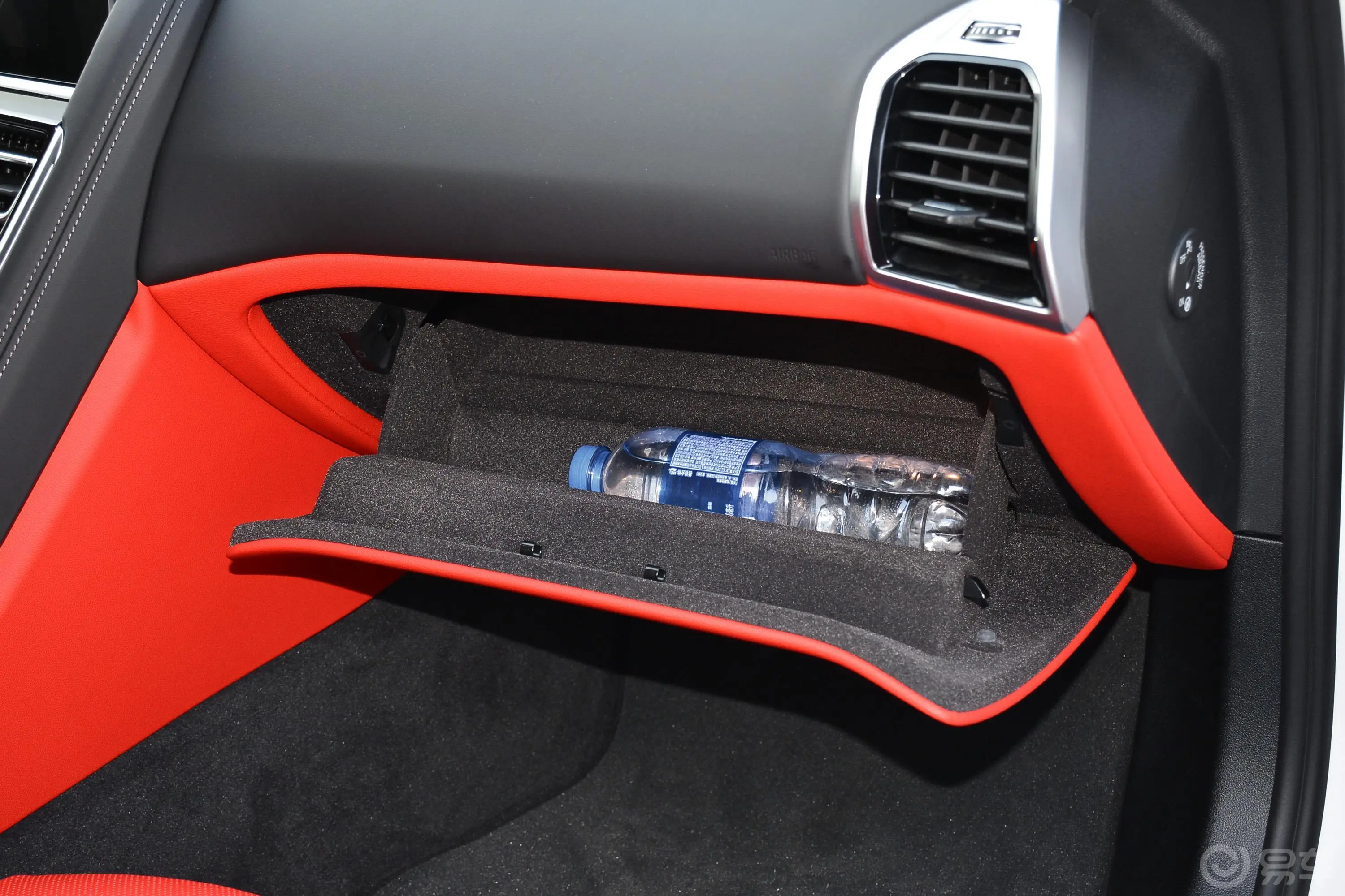 宝马8系改款 双门轿跑车 840i M运动套装手套箱空间水瓶横置