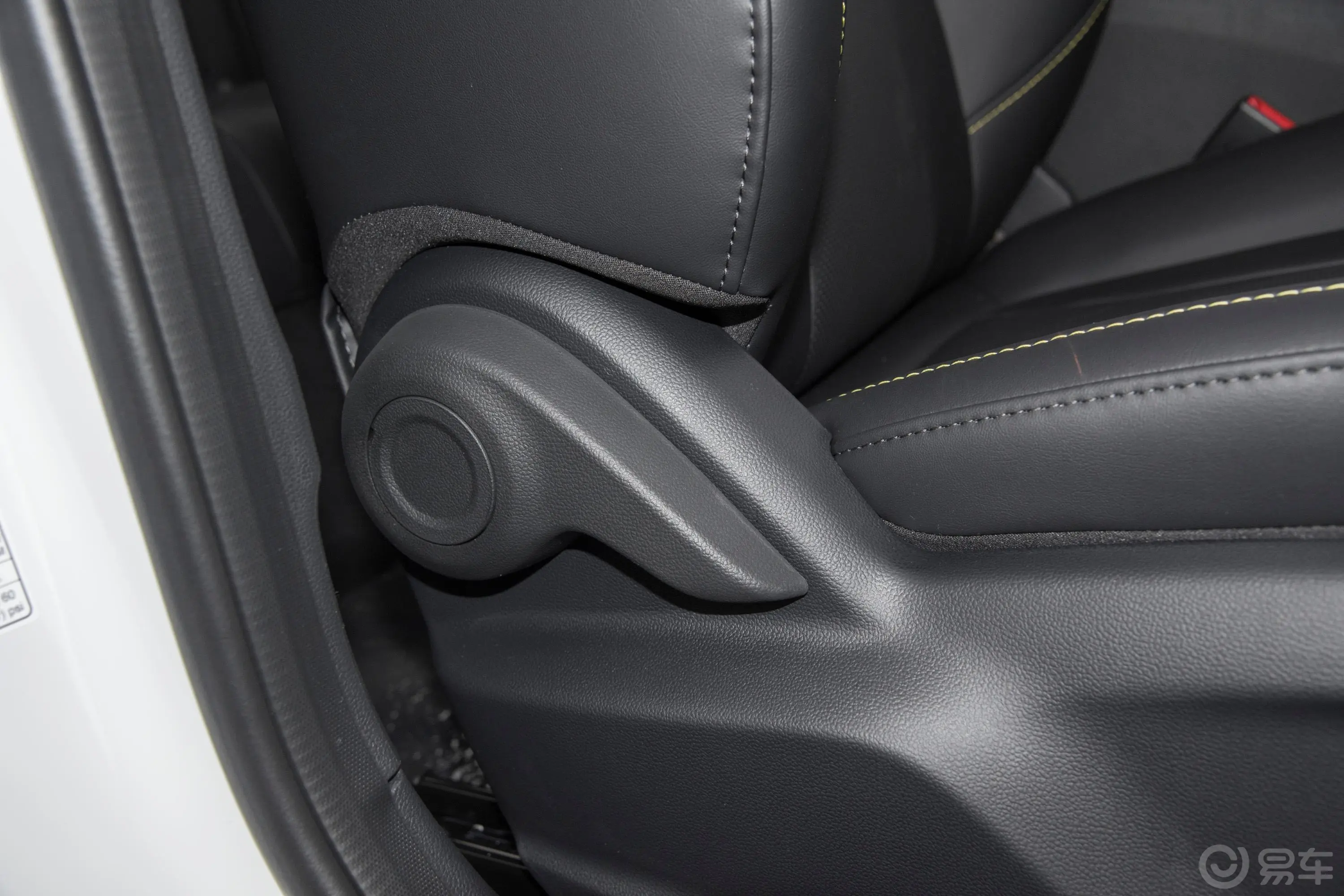 荣威i51.5L CVT黑金版副驾座椅调节