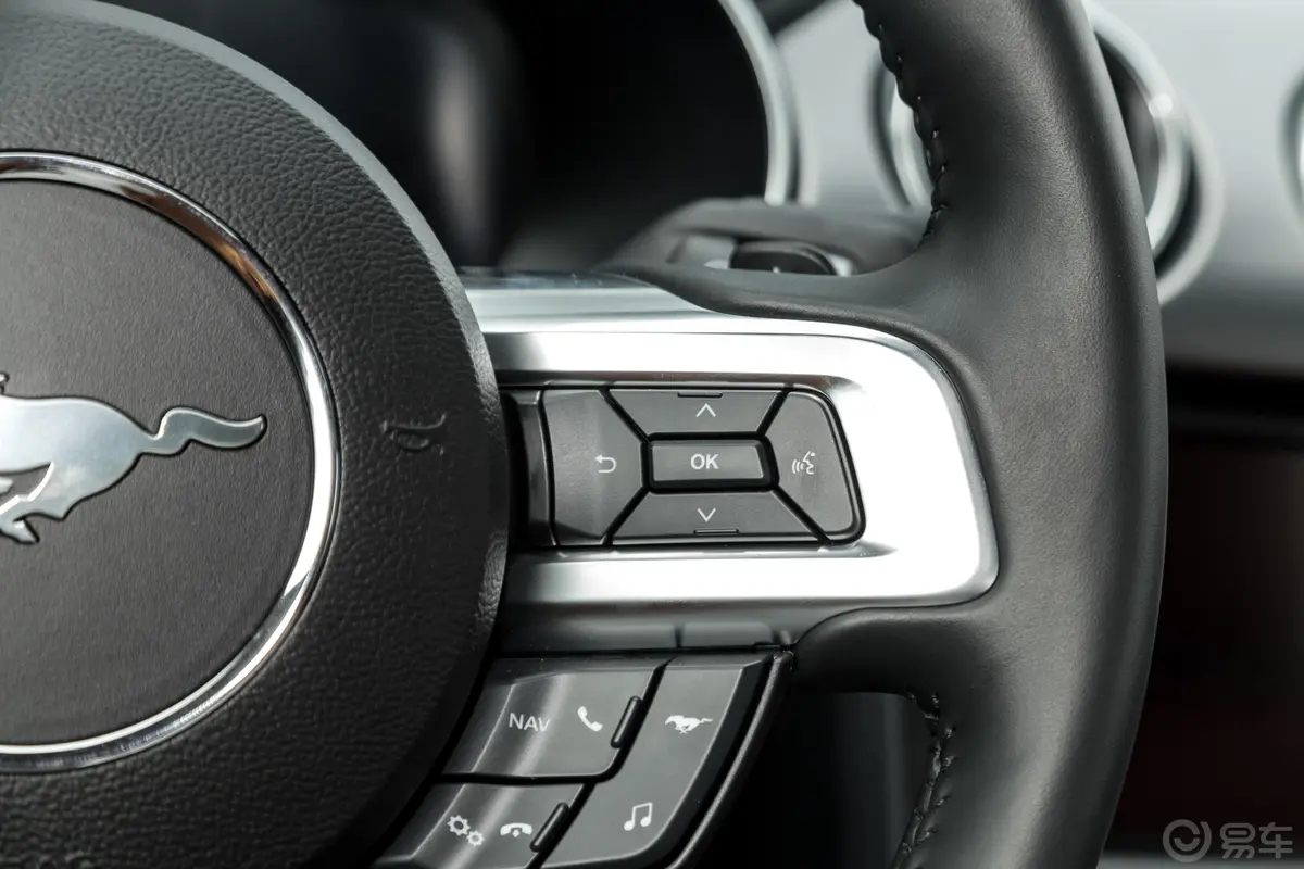 Mustang2.3T 黑曜魅影特别版右侧方向盘功能按键