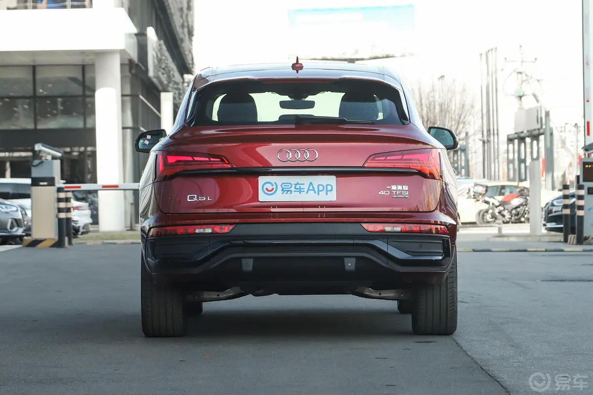 奥迪Q5L Sportback40 TFSI 豪华型正后水平