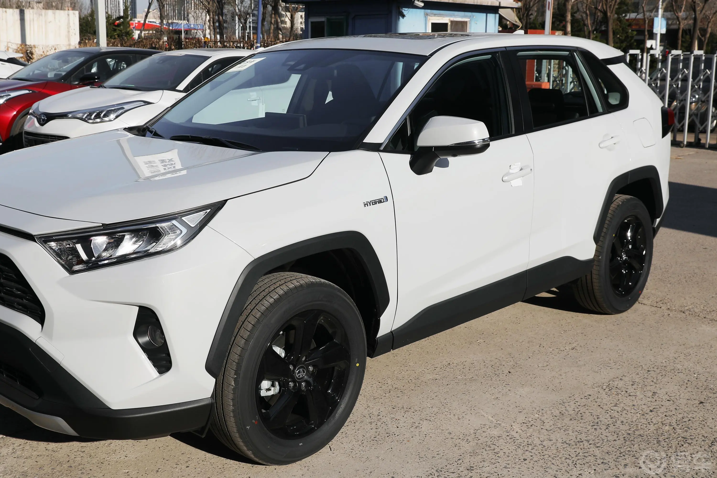 RAV4荣放改款 双擎 2.5L E-CVT 四驱 精英Plus版外观