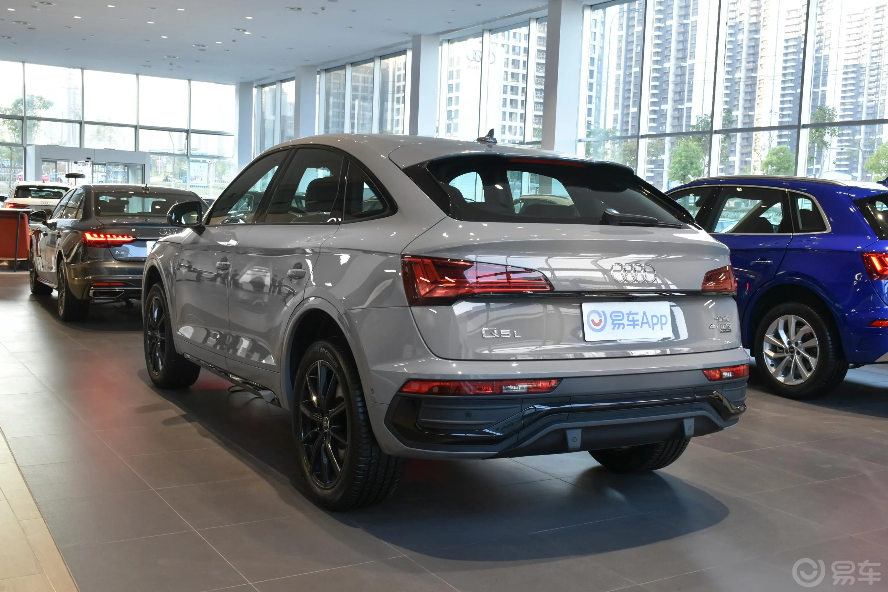 奥迪Q5L Sportback45 TFSI 臻选型侧后45度车头向左水平