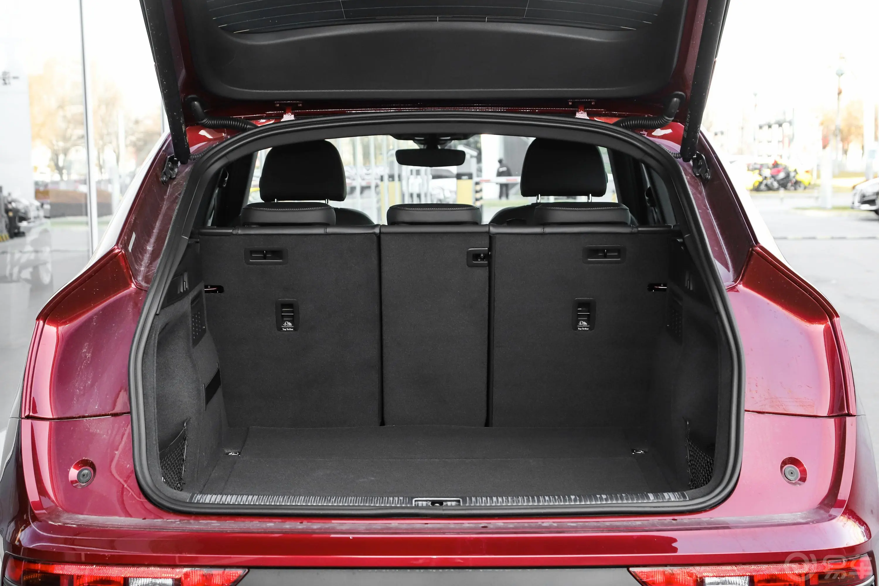 奥迪Q5L Sportback40 TFSI 豪华型后备厢空间特写